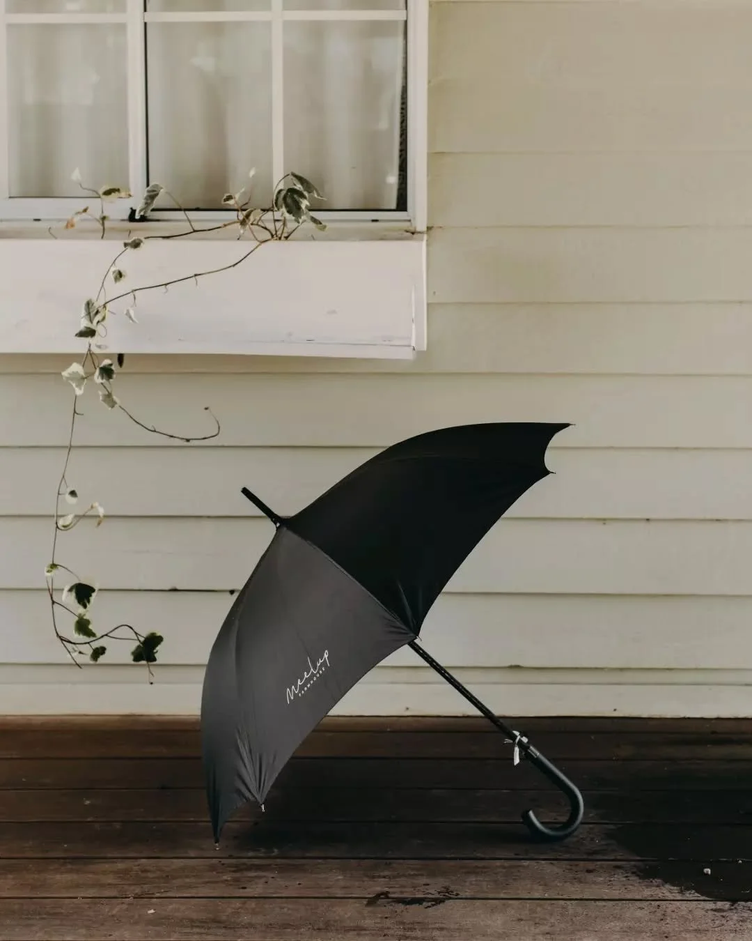 The Classic Noir Umbrella, made for rainy days at the Farmhouse. A timeless silhouette with a vintage-style handle, designed for wandering the grounds, saying hello to our farmyard friends and experiencing all the Meelup magic this winter.

Available
