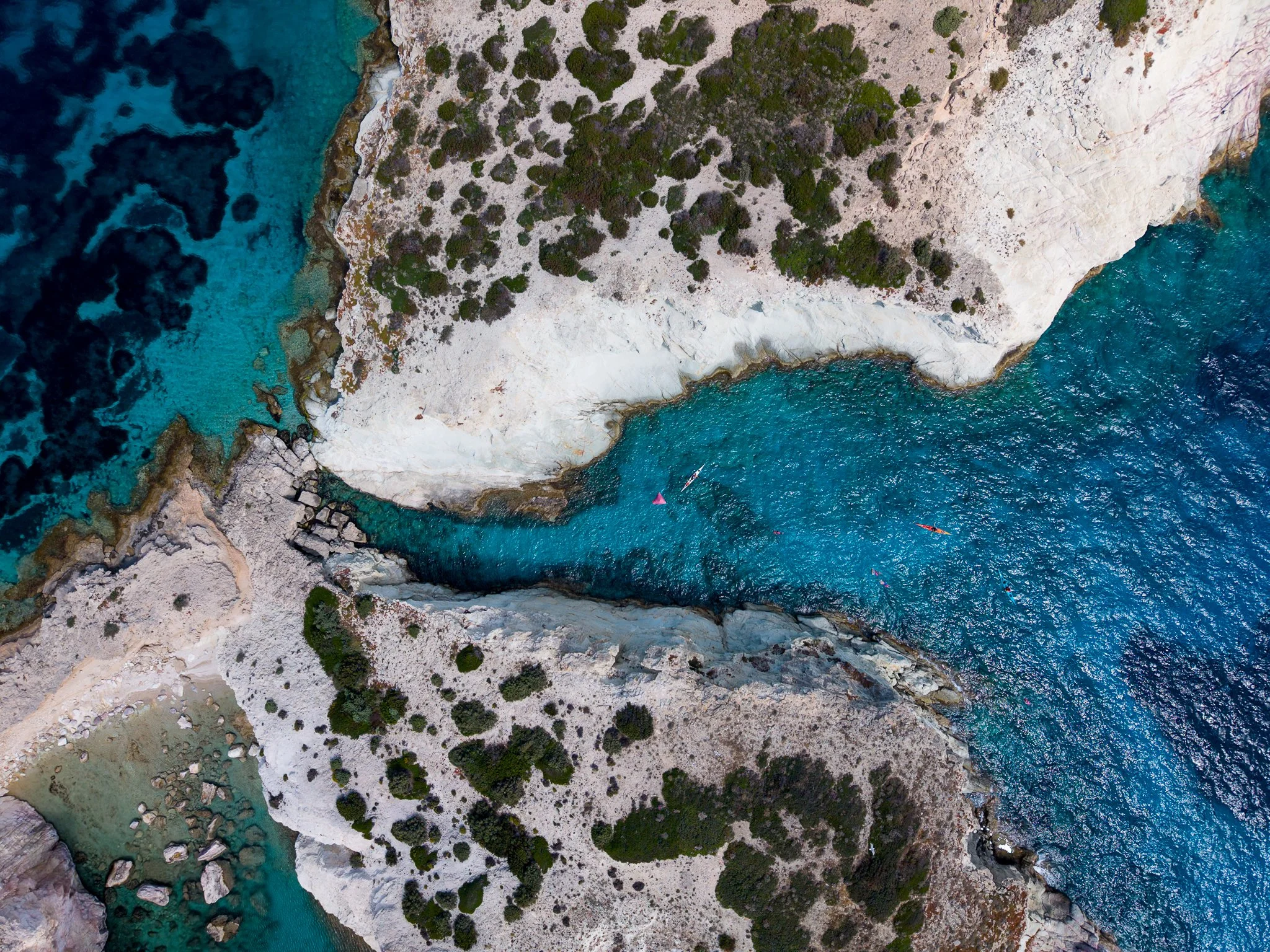NEWS | Eighteen Pioneers Discover the Volcanic Coastline of Milos Island