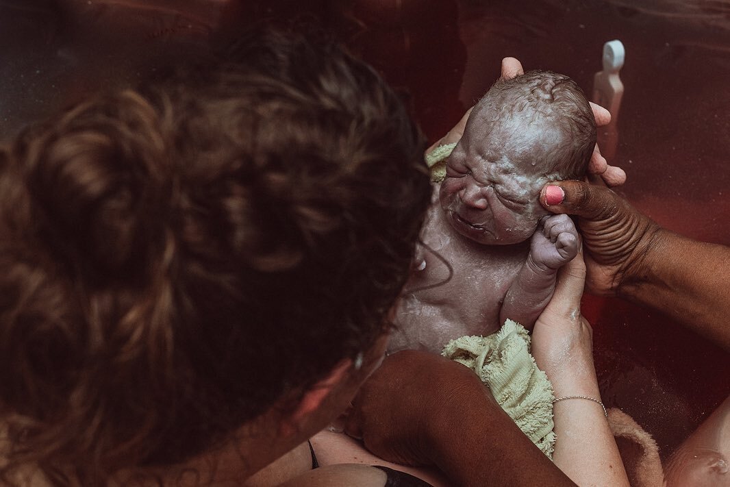 Can you even take the cuteness of this squish? 

Which do you prefer the cropped or pulled back? 

This beautiful twin home birth story is coming up in a beautiful reel very soon!

Happy Friyay 🌞

#twinhomebirth #twins #homebirth #doula #birthphotog