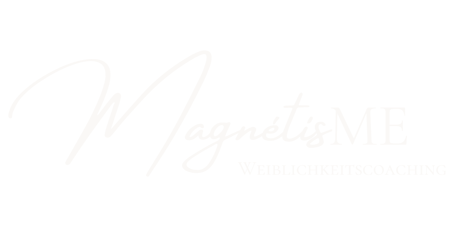 Logo für MagnetisME, weiblichkeitscoaching, schwarzer Hintergrund, weißer geschwungener Schriftzug und Text.