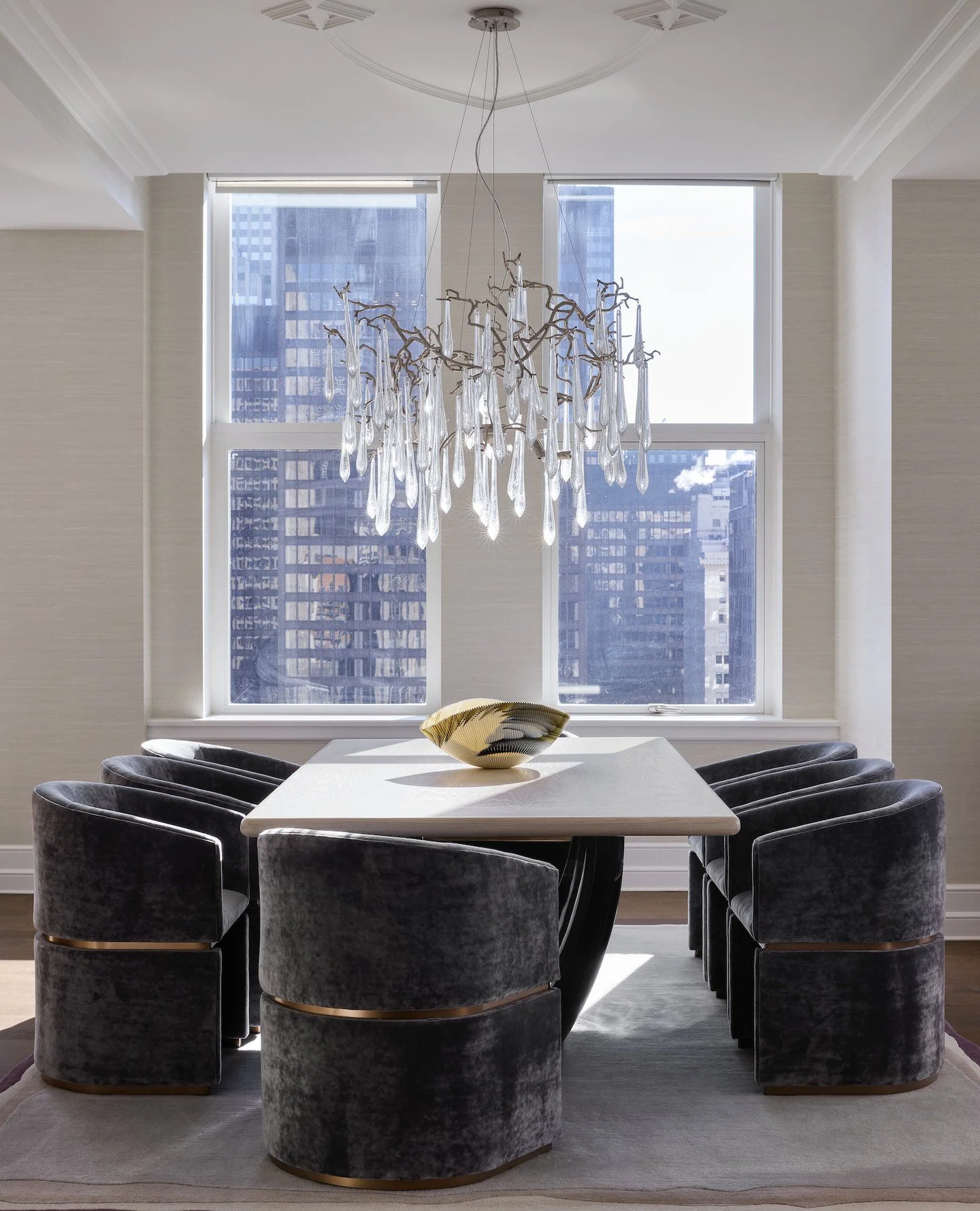 Lighting is the jewelry of every space we design. ✨ Bold, sculptural, and just a little bit dramatic—because no outfit (or room) is complete without the perfect accessories.
Design by @donnamondiinteriordesign + @alyssalynn3
📸 by @dustinfo