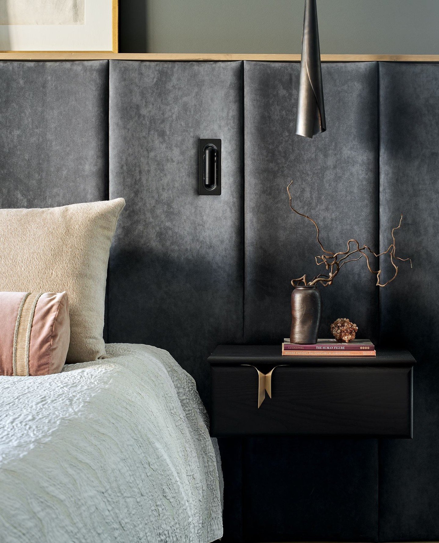 S U I T E dreams are made of this. Who am I to disagree?⁠
⁠
📸 by @davidpatterson⁠
Design by @donnamondiinteriordesign + @sara.hoban2 + @alyssalynn3⁠
Architecture by @BOSS.Architecture⁠
Built by @montarebuilders⁠
Featured in @cherrycreekmag + @modern