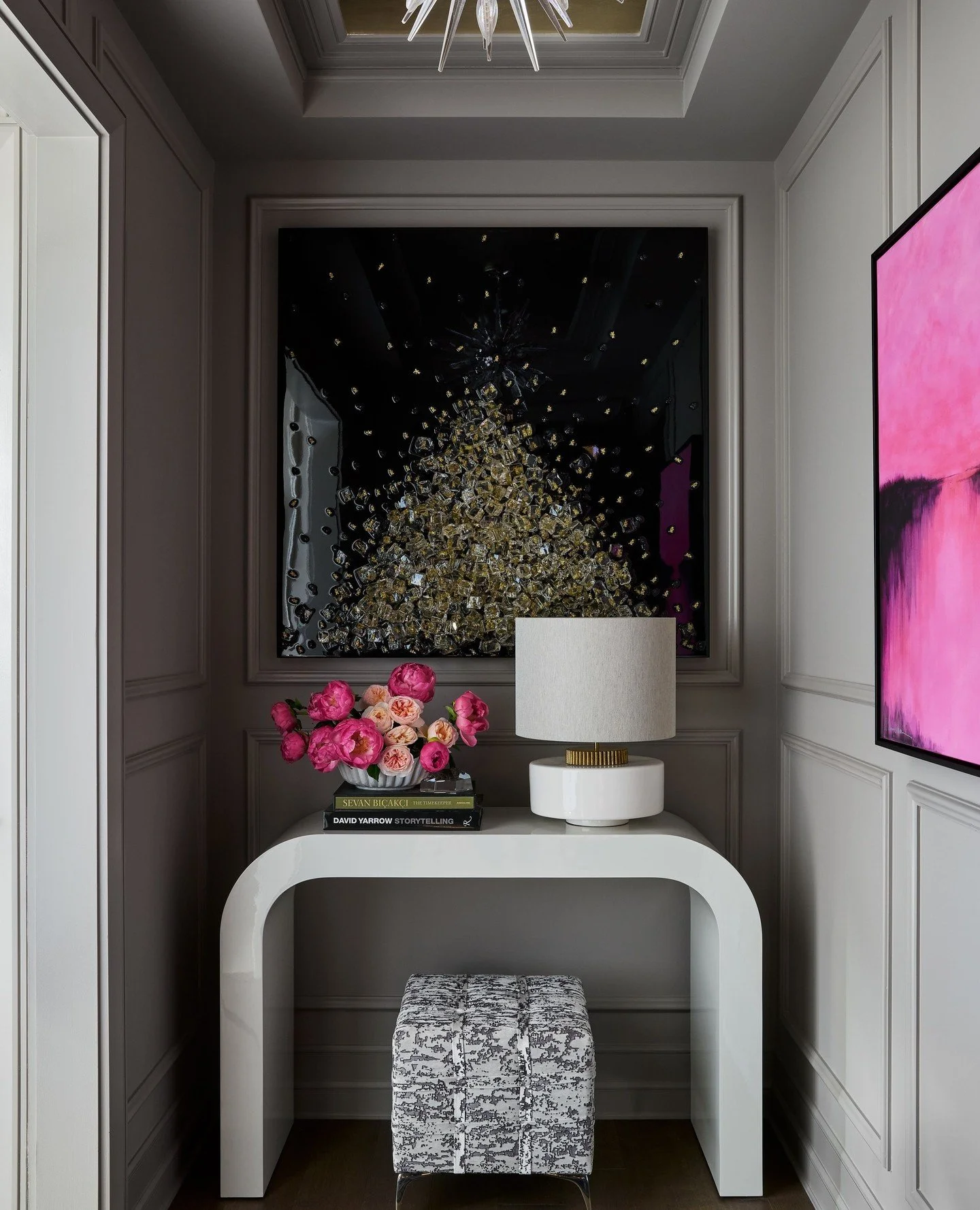 ⁠Unveiling DMID's latest ✨️ Starting off with the Foyer!⁠
⁠
The first impression sets the tone, and here it's all about the  mix of artwork + lighting. Finding the right piece of art is one thing - finding pieces that truly belong together is another