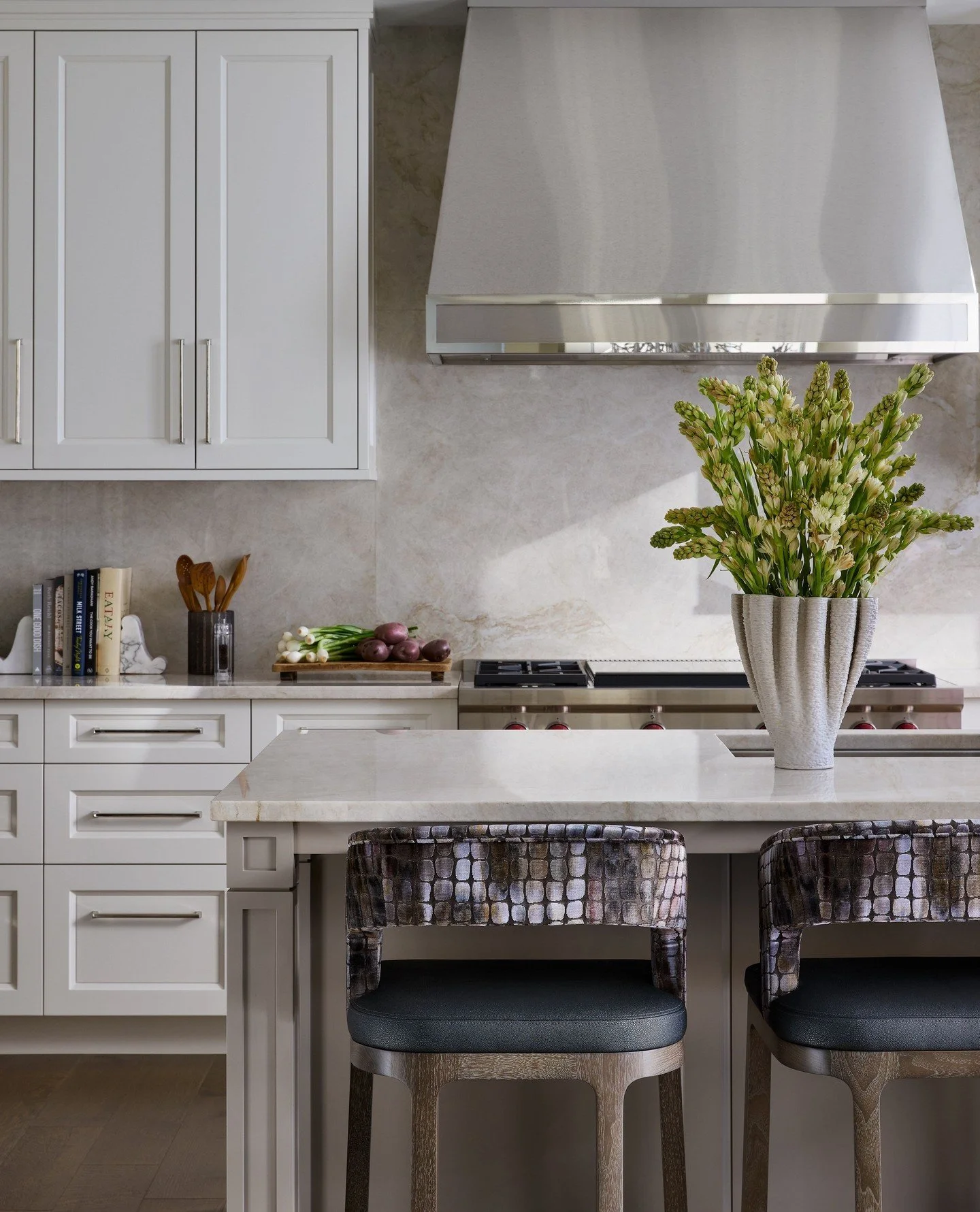 When you inherit a perfectly beautiful kitchen, what's a designer to do? Take your opportunities and make them impactful. ⁠
⁠
I love these counter stools by @aneesfurniture. The combination of fabrics by @romo_fabrics and @opuzendesign really make th