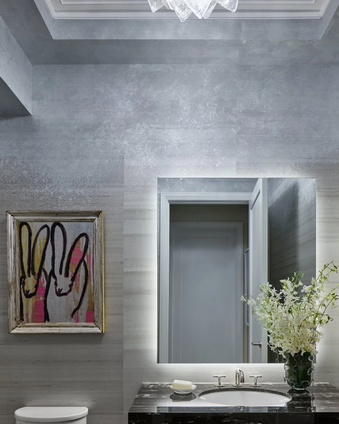 I truly think my favorite rooms to design are powder rooms. I may even have a formula without realizing it. Dramatic walls, statement lighting, and impactful artwork. That sure does make it sound easy, doesn't it?⁠
⁠
Design by @donnamondiinteriordesi