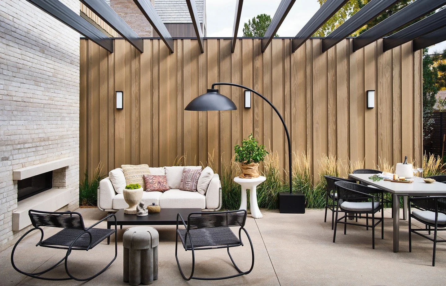 This holiday weekend, we&rsquo;re taking it outside ☀️ 
⁠
Swipe through a few of our favorite exterior spaces made for champagne pops, barefoot lounging, and dinners that turn into dance parties.⁠
⁠
Because living well doesn&rsquo;t stop at the back 