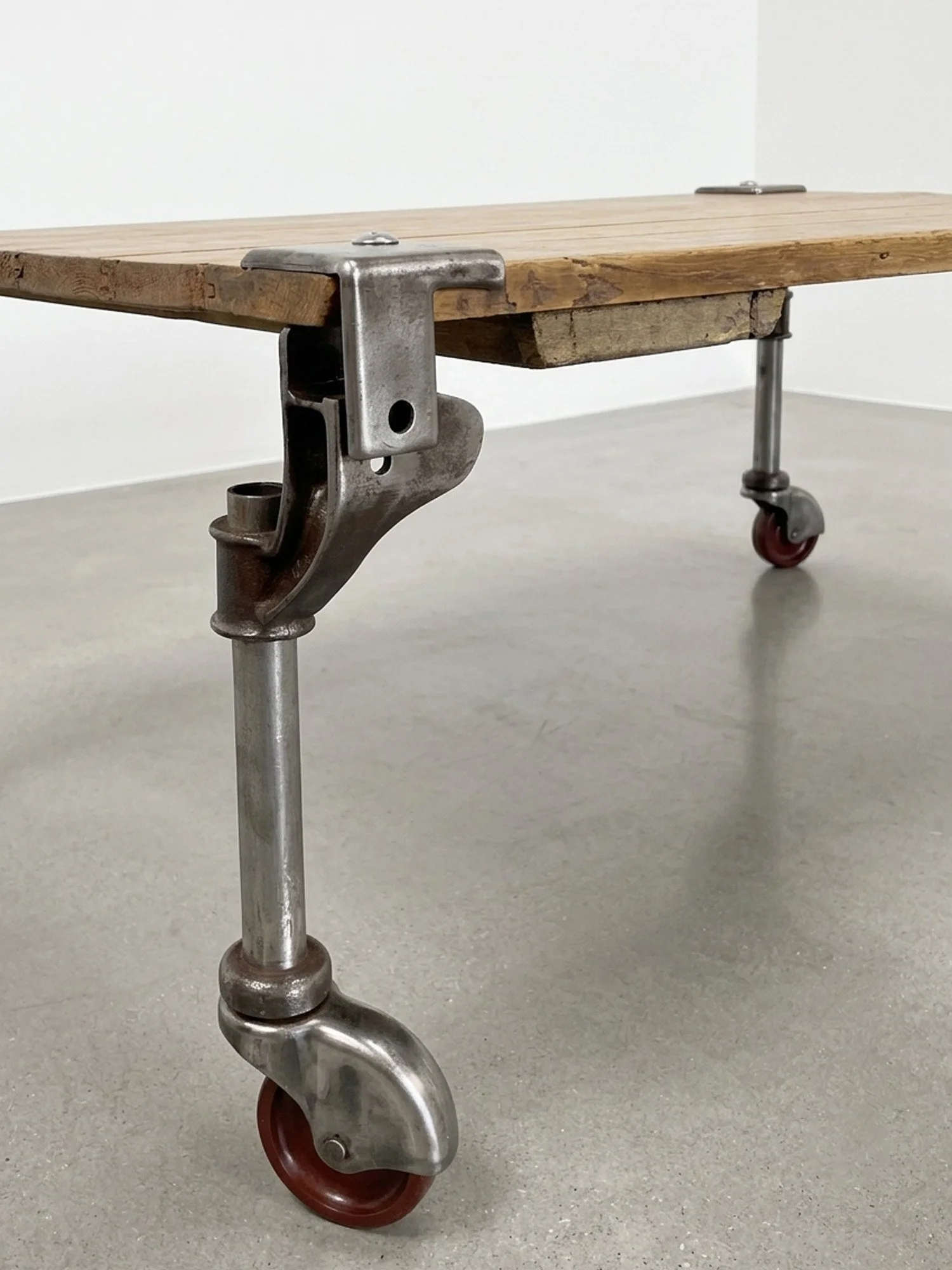 rustic-coffee-table-castor-legs-detail.jpg