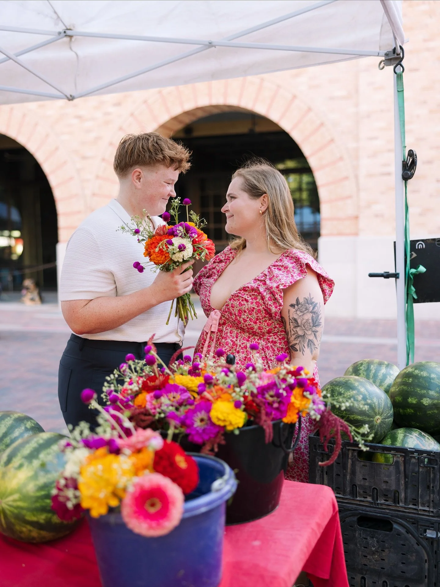 Cam + Tory ☕️✨ We started with coffee at @commonwealth_coffeehouse (their first date spot), then wandered through the farmers market at the @historicpearl where they love spending time together. The sweetest way to celebrate one year of love 💕

San 
