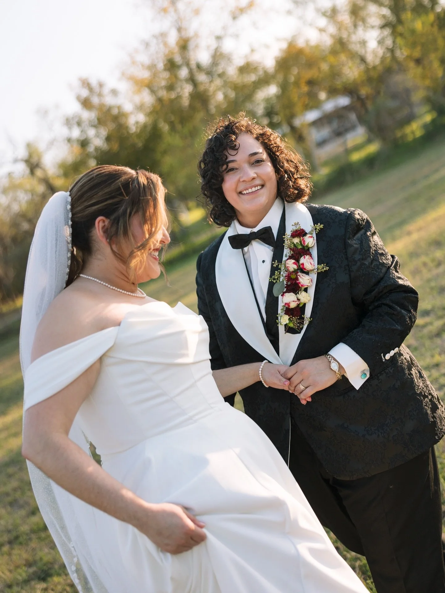 Sneak peeks from Katie + Elissa&rsquo;s wedding day 💌

Vendors 💕
Venue: @glimmeringoaks 
HMUA: @vivalaglamx 
Catering: @gotitcoveredeventssa 
Photography: @christyannaphotography 
Videography: @jcfilmgroup 
Photobooth: @rmdphotobooths 
Bar: @barten