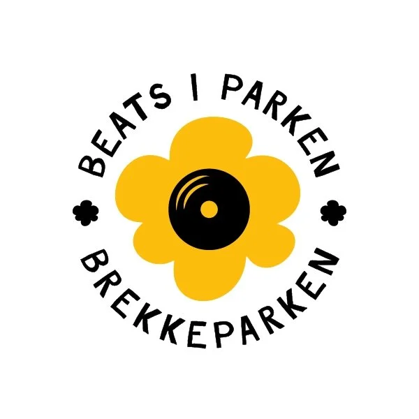 Logo med en gul blomsterform med en svart vinylplate i midten, tekst rundt sier "Beats i Parken" og "Brekkeparken" med små blomsterikoner.