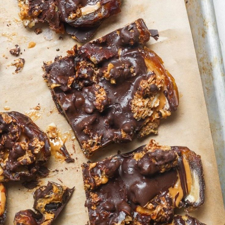 Posting this from yesterday&rsquo;s stories since I got a few requests for the recipe! ✨ 

This date bark is so easy and delicious &ndash; I added homemade granola for extra crunch, but you don&rsquo;t have to. Just dates, melted chocolate, and a spr