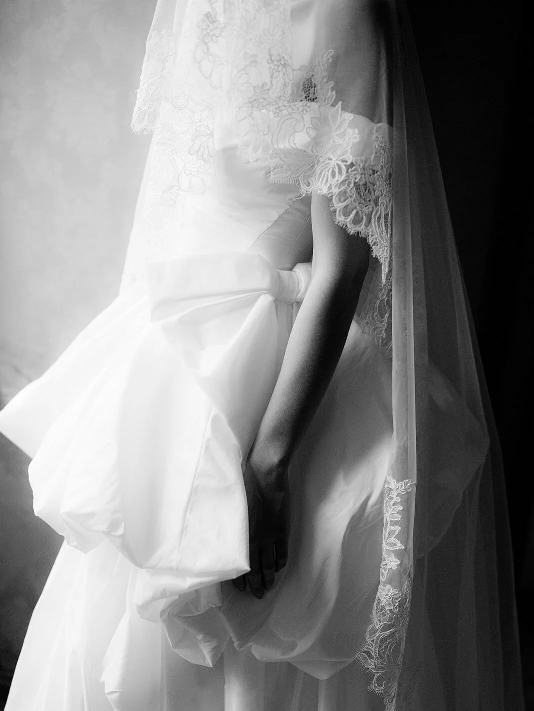 Getting Ready moments with Sophie at the @obermayerhofen with hear breathtaking dress of @brides.showroom.graz 🤍

Photography: @_eingerahmt__ 
Flowers: @blickfangwedding &amp; @mona.sorko 
Dress: @brides.showroom.graz 
Cake: @zuckerzirkus 
H&amp;M: 