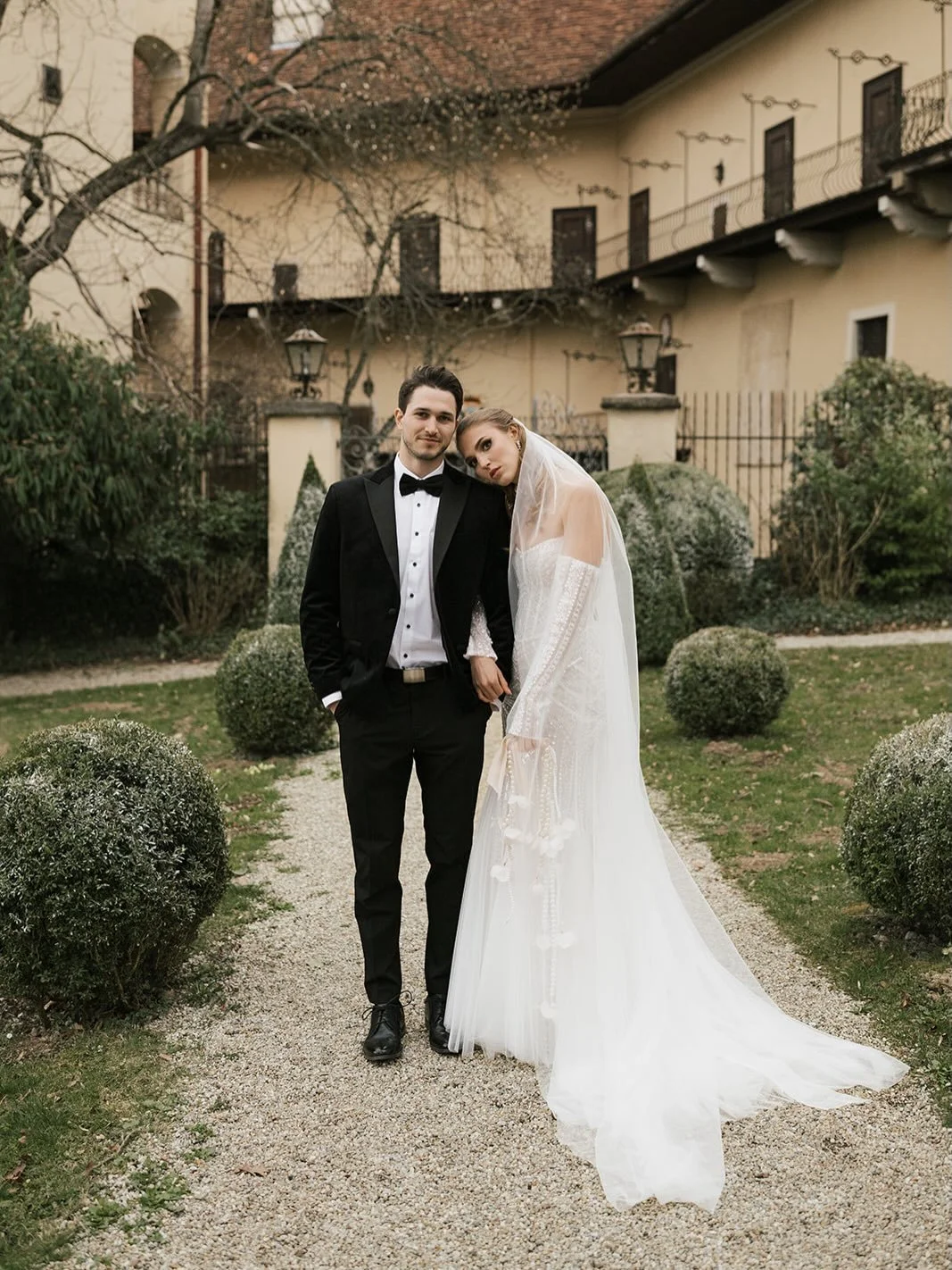 S&amp;S on this gloomy day at @obermayerhofen 

Photography: @_eingerahmt__ 
Flowers: @blickfangwedding &amp; @mona.sorko 
Dress: @brides.showroom.graz 
Cake: @zuckerzirkus 
H&amp;M: @houseofbeauty.leonie 
Video: @ivanforlani.stuntsf17 
Location: @ob