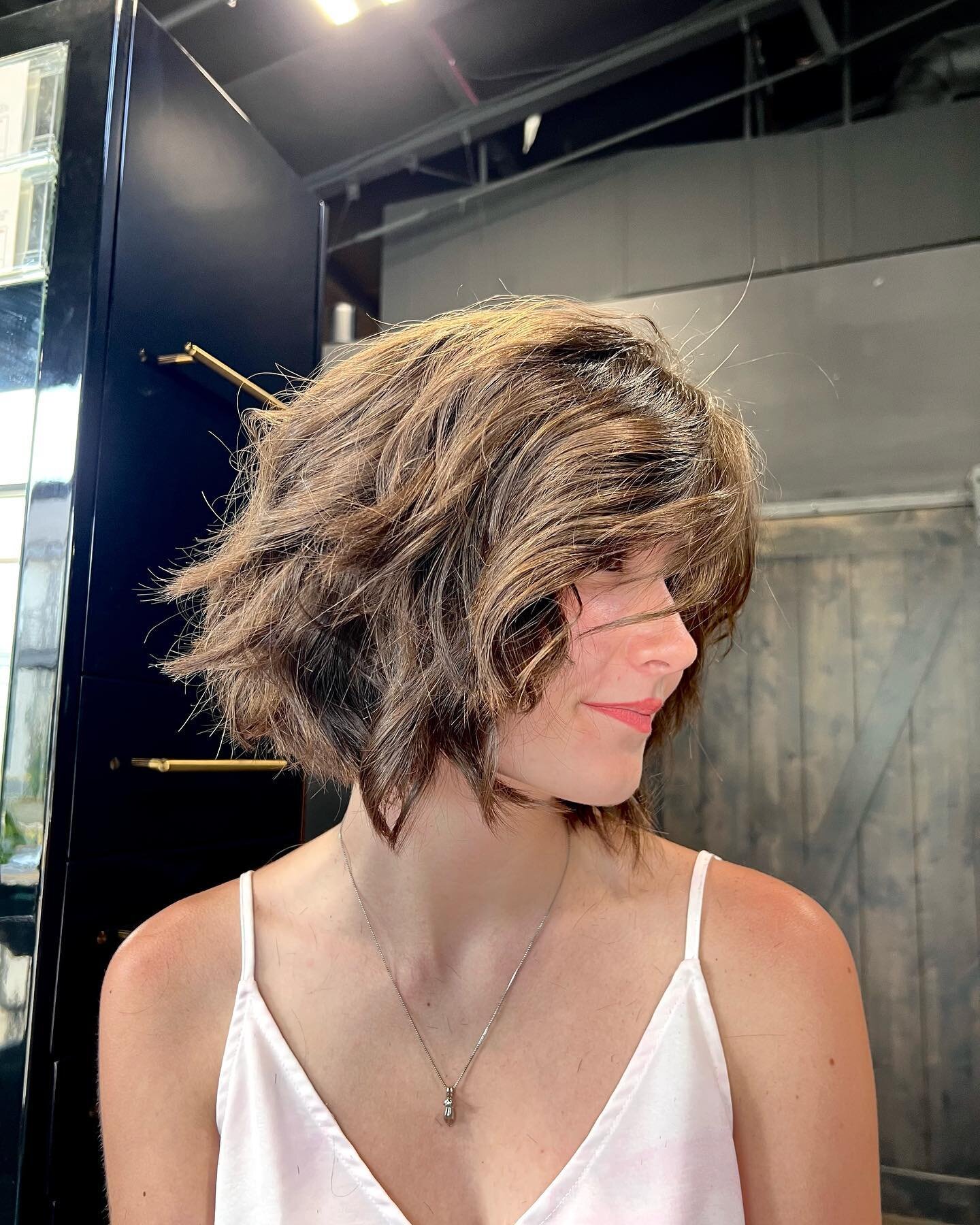 A little chop goes a long way🤩
Stylist: @arrogantly_shabbyby_mellie_ 

#theparlor #theparlorstovehouse #huntsvillehair #huntsvillehairstylist #brunnette #hsvhair #rocketcity #stovehouse #brownhair #hairinspo #theparlorhairsalon #westsidehuntsville #