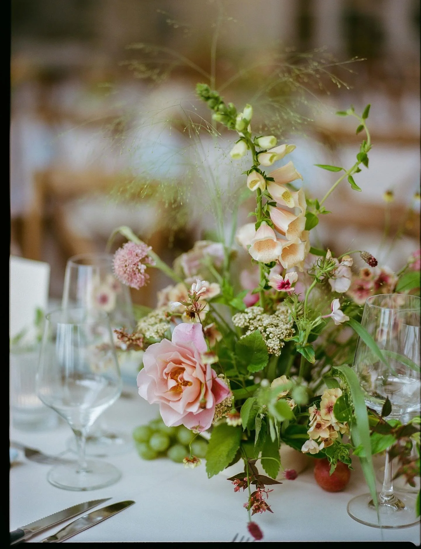 Meet me in The City 

Part I of C&amp;S&rsquo;s joyous and dreamy summer celebration with the most incredible sneak peeks from @hannyleephoto. I see you, summer in San Francisco ✨

@allthedeets_ 
@hannyleephoto 
@wedgewood.goldengateclub 
@linzygrisw