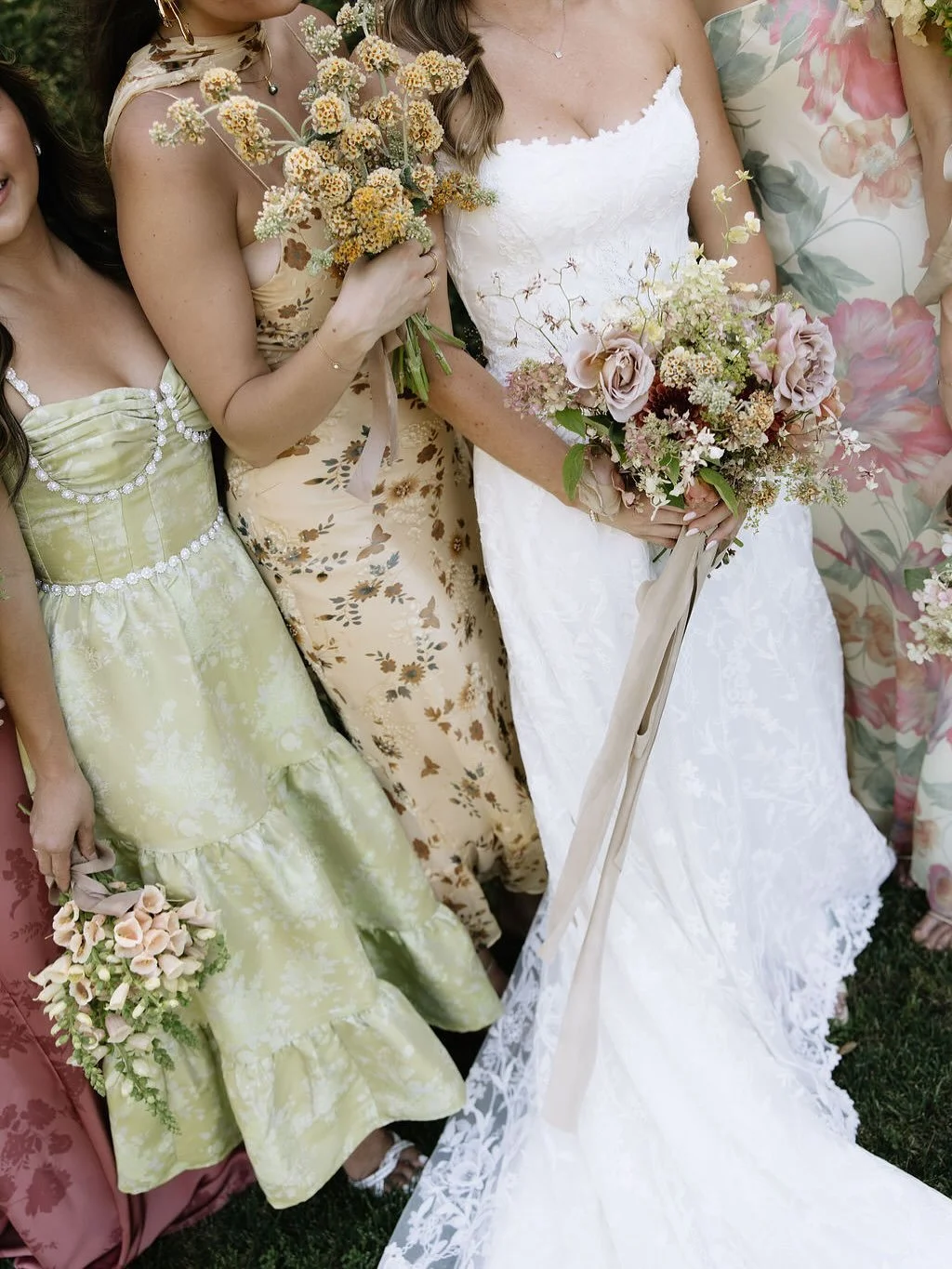 In the summer garden for S&amp;D, Part I, with ruffly roses and all the textures for beautiful S&rsquo;s bouquet, and mono-type bouquets that accompanied the prettiest pairing of bridesmaid&rsquo;s dresses we ever did see 🎀✨

Planner: @quintanaevent