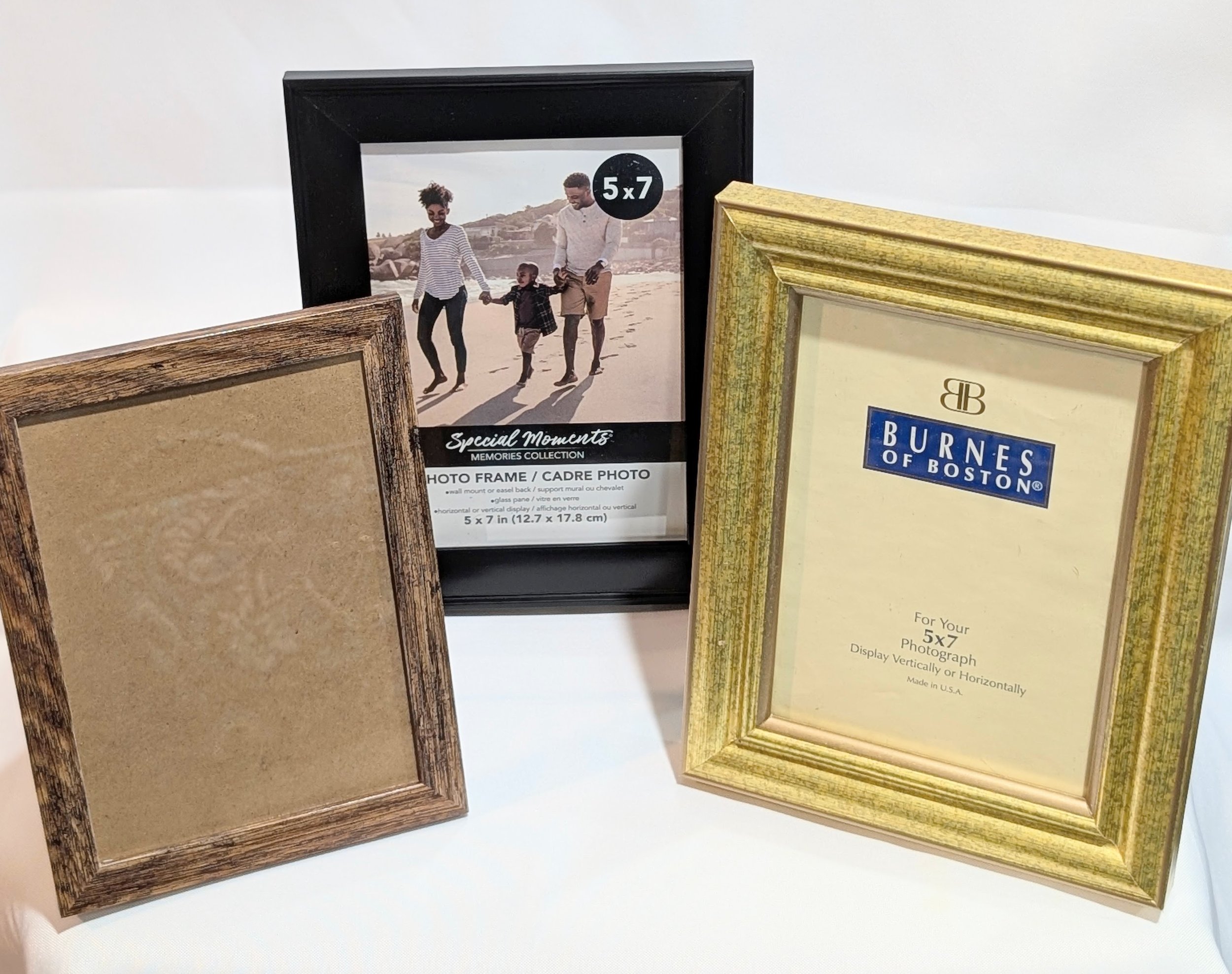 Assorted frames (for 5"x7" photo or sign). Wood frame, qty 14  /  Black frame, qty 4  /  Gold frame, qty 2