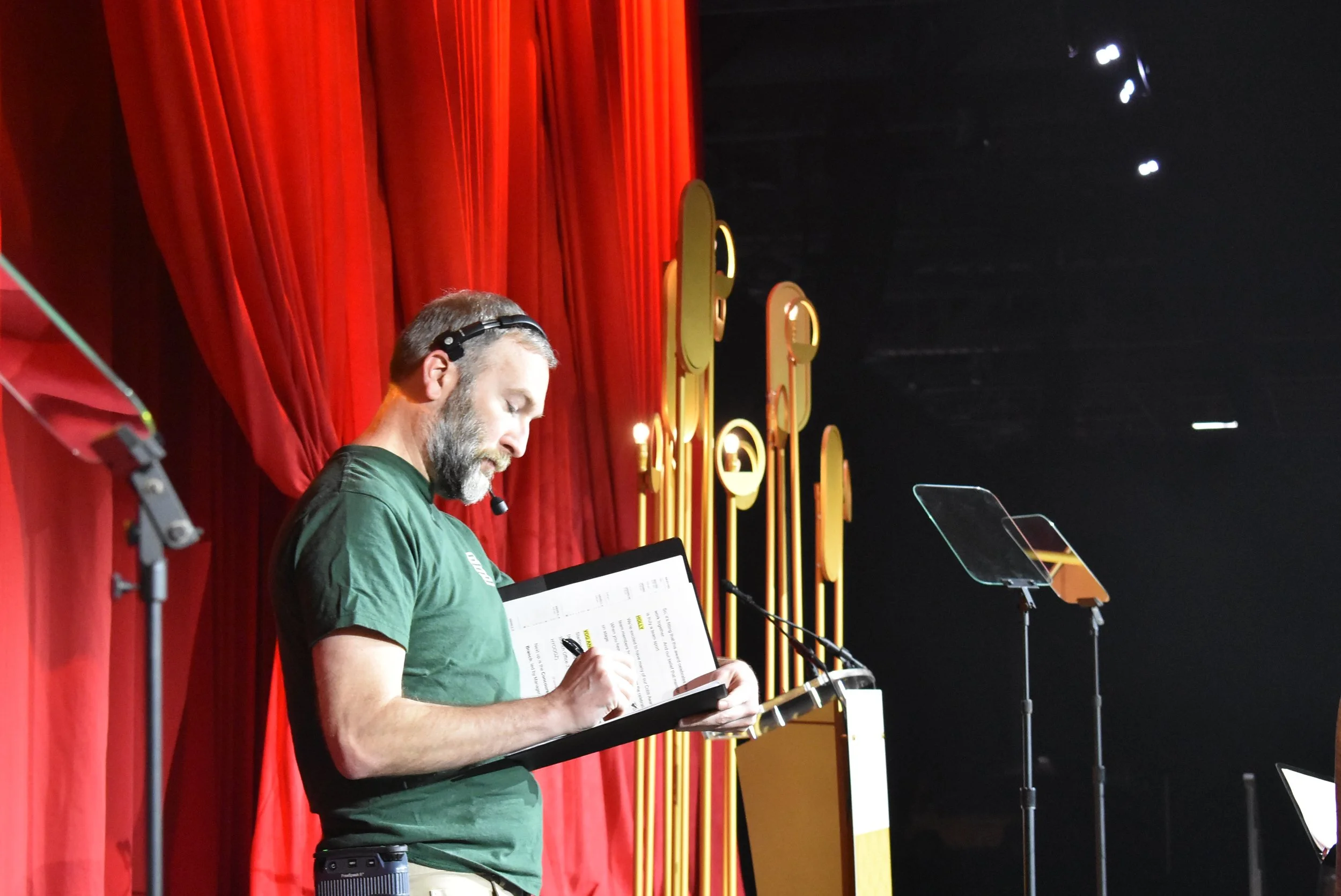 Stage manager from Stratus Firm going over run of show