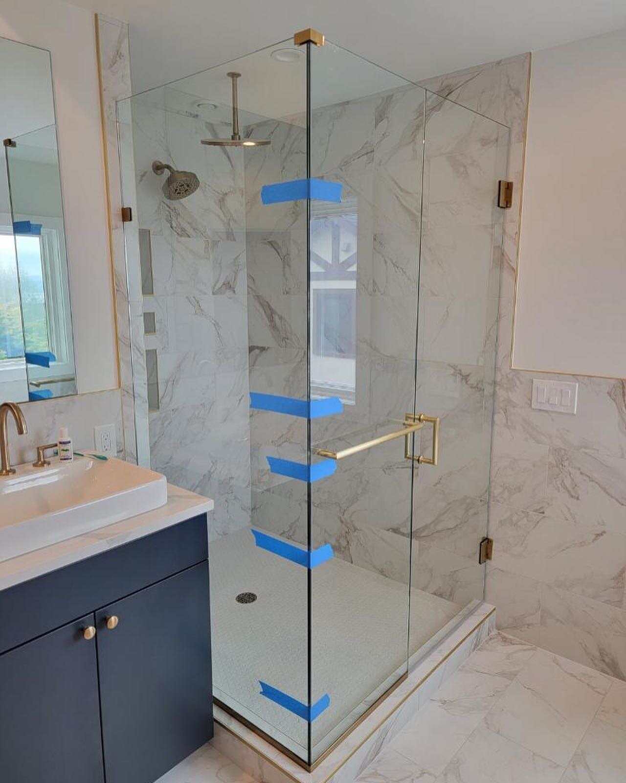 Satin Brass Hardware was a Beautiful finish for this frameless enclosure. Installed by our technicians, Marcus and Eddie. 

#seattleshowers #seattleshower#seattleshowerdoors #framelessglassenclosure #framelessglassenclosures #showerenclosure #glasssh