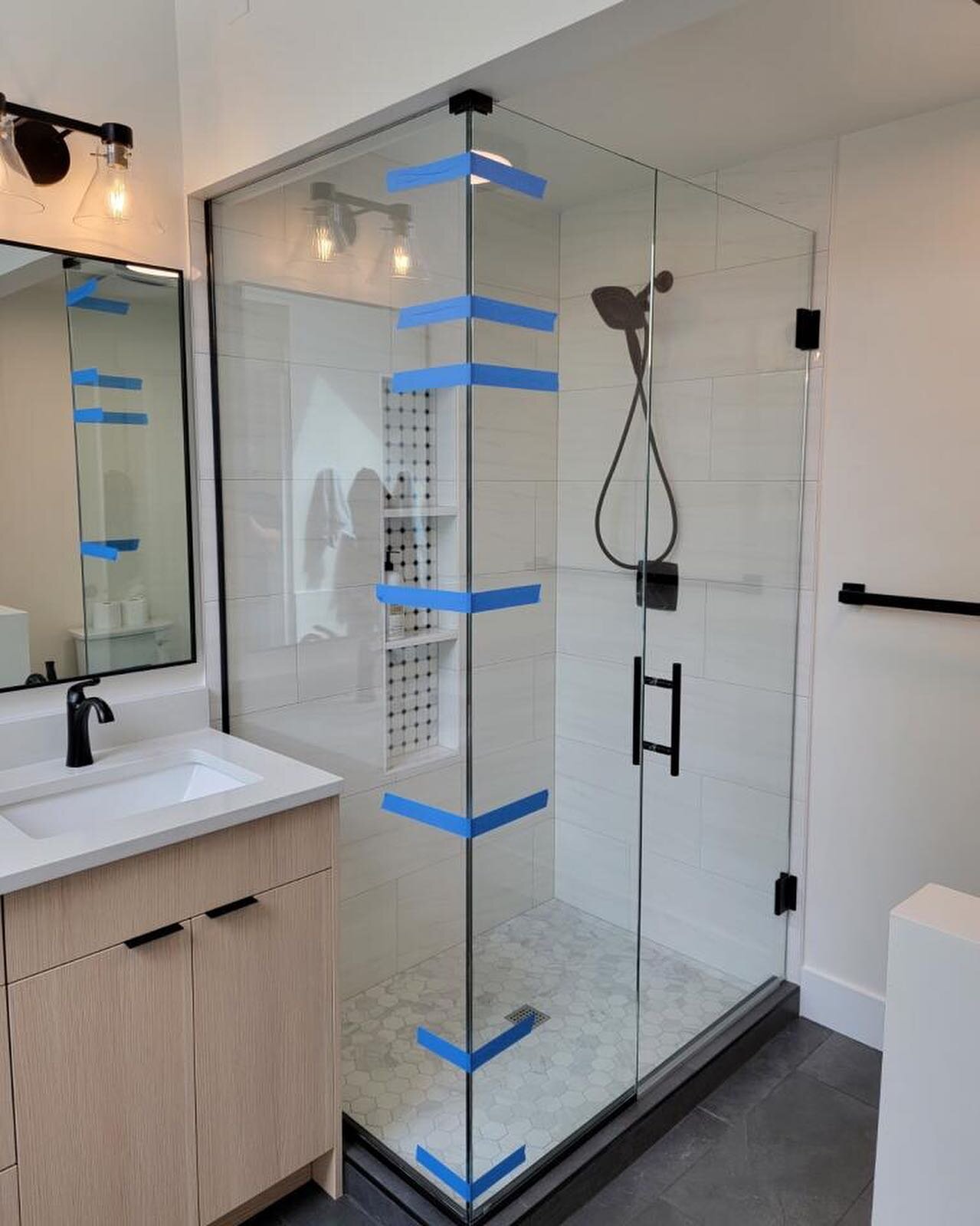 Corner Shower with Matte Black Hardware. Installed by our technicians, Eddie and Marcus. 

#seattleshowers #seattleshower#seattleshowerdoors #framelessglassenclosure #framelessglassenclosures #showerenclosure #glassshowerenclosure #frameless #framele