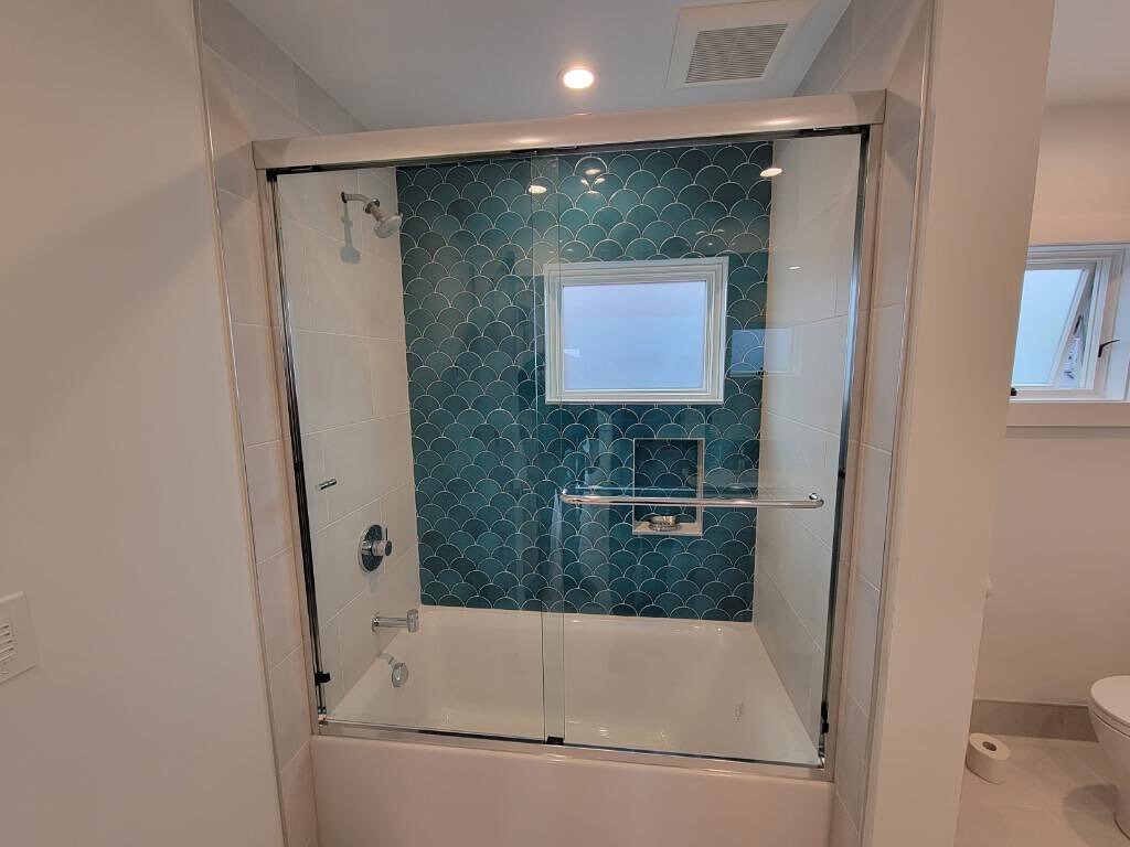 Eurolite Glass Tub Enclosure. These enclosures come in full length to fit walk in shower as well! Installed by our technicians, Marcus and Ozzy. 

#seattleshowers #seattleshower#seattleshowerdoors #framelessglassenclosure #framelessglassenclosures #s