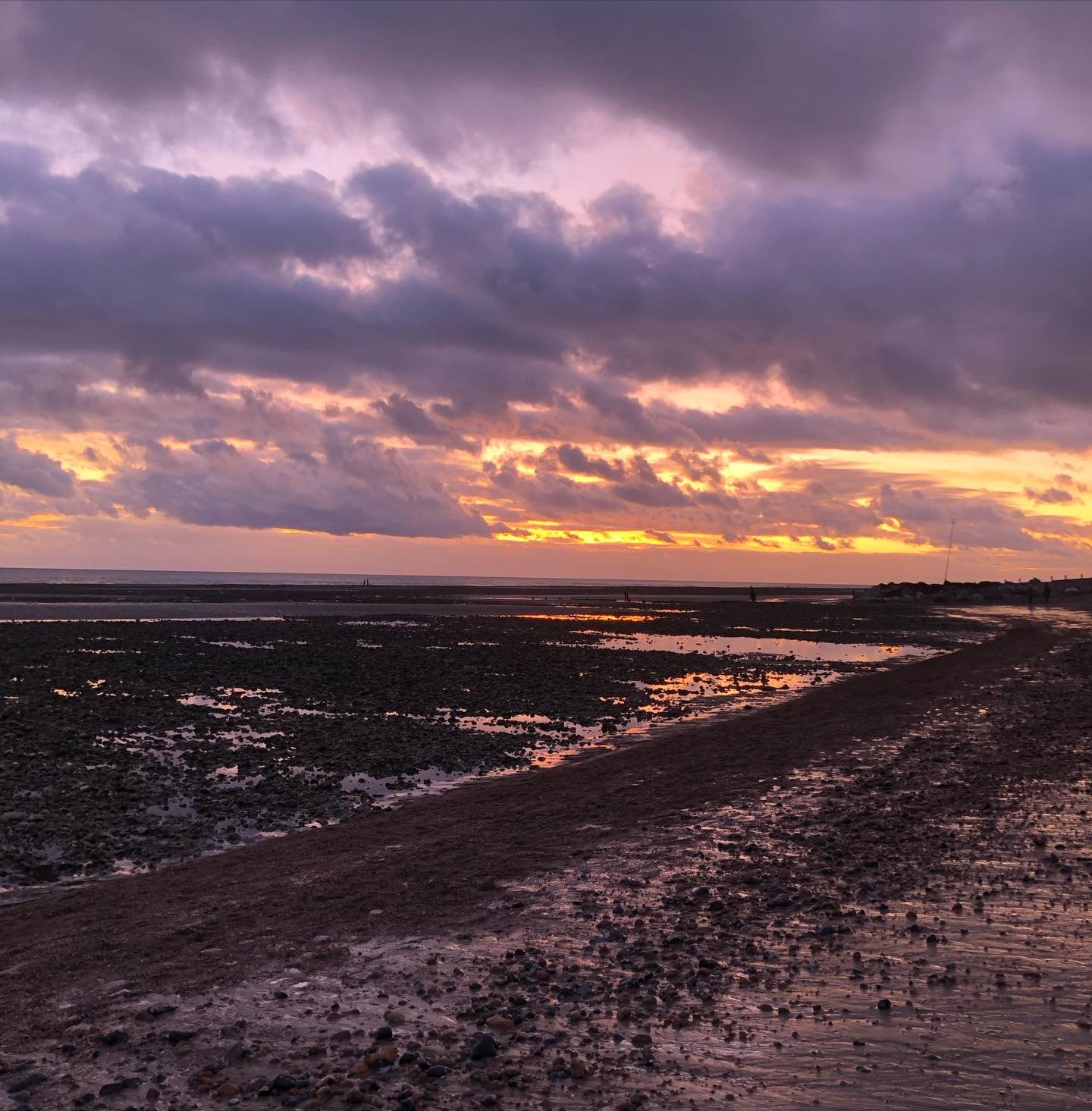 Happy New Year 🎉 I have just watched the first sunset of 2026, feeling so grateful for being so close to the sea and making that dream come true in 2025. Wishing you peace, love and prosperity in 2026 💫