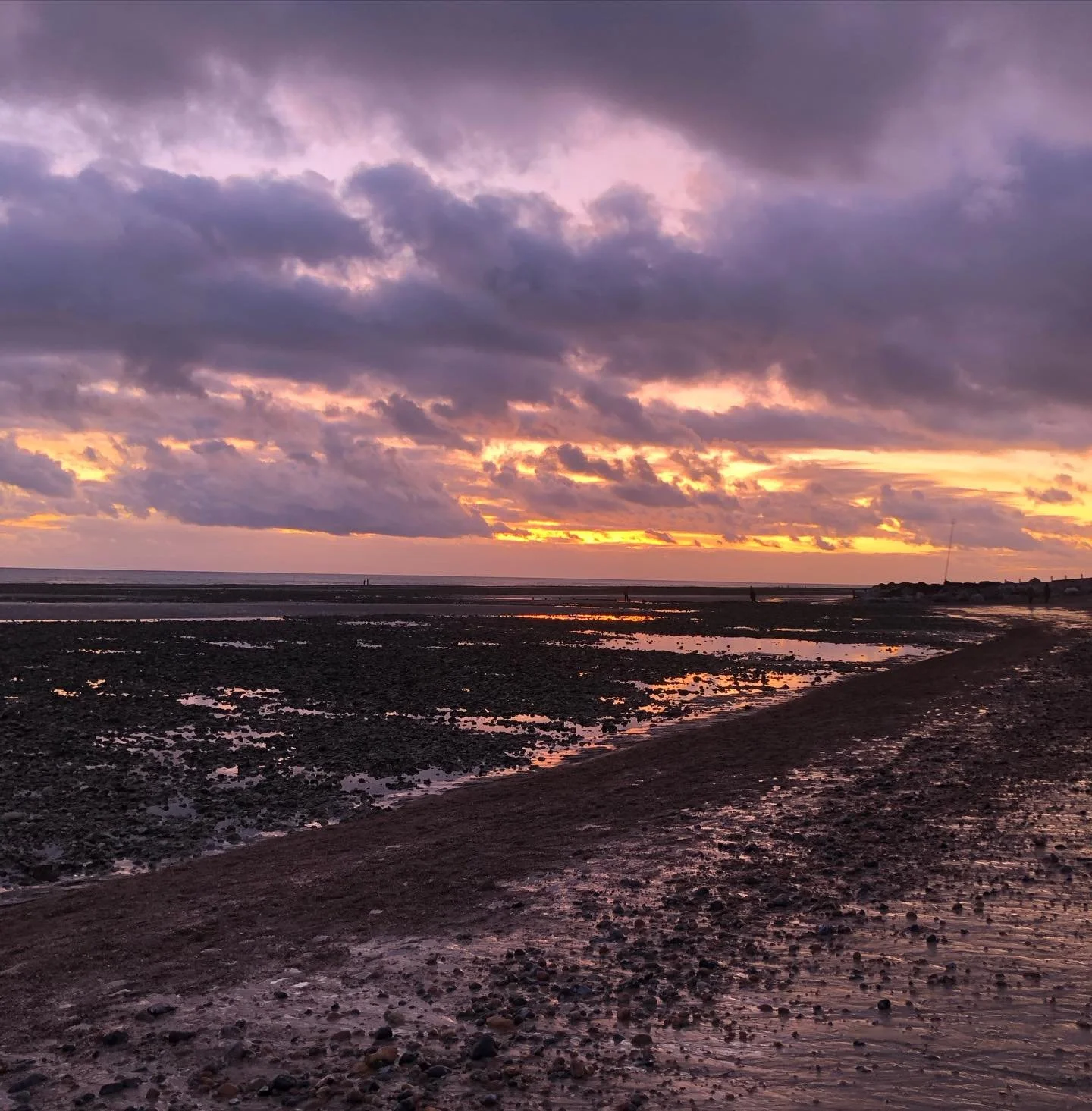 Happy New Year 🎉 I have just watched the first sunset of 2026, feeling so grateful for being so close to the sea and making that dream come true in 2025. Wishing you peace, love and prosperity in 2026 💫