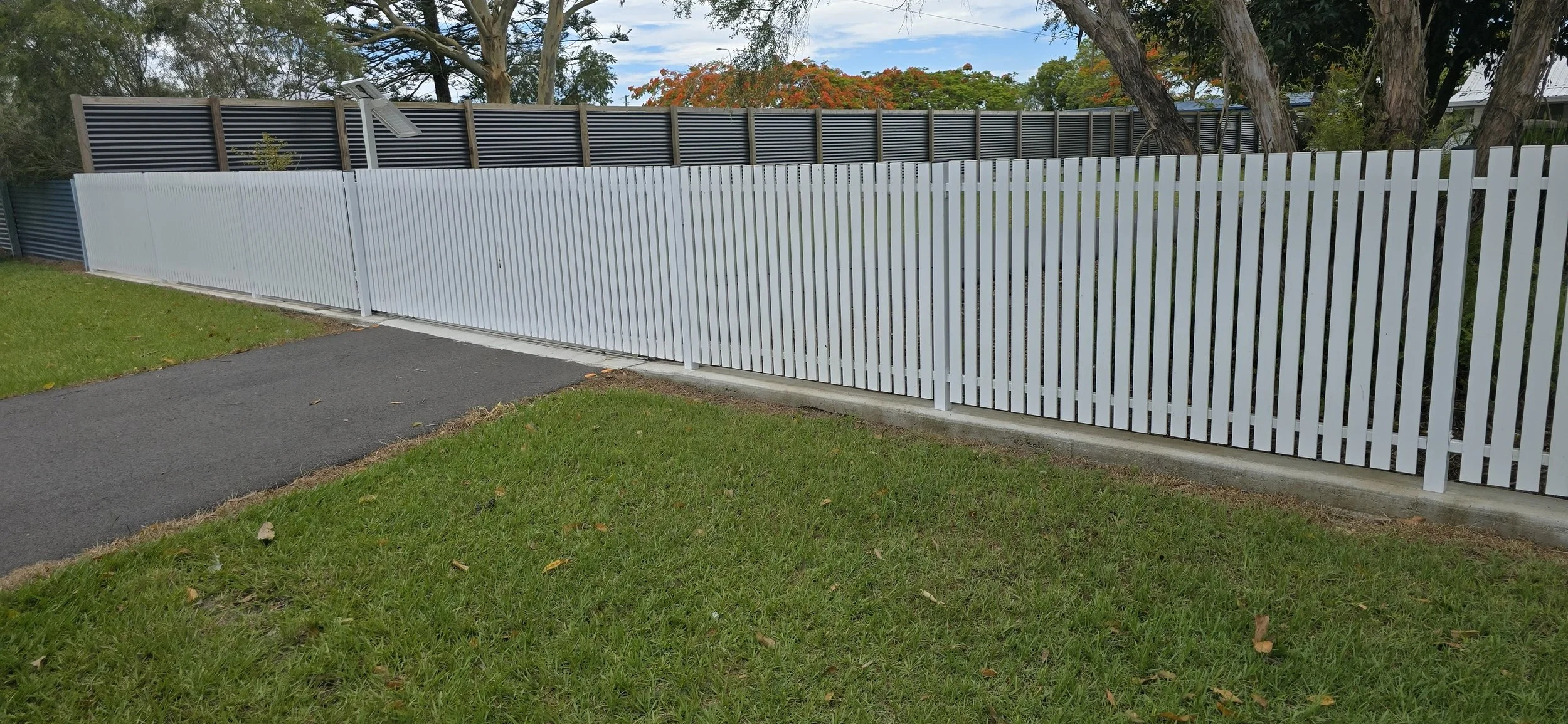 Why People Search “Fencing Companies Near Me” — And Why Accolade Fencing Is Brisbane’s Top Choice?