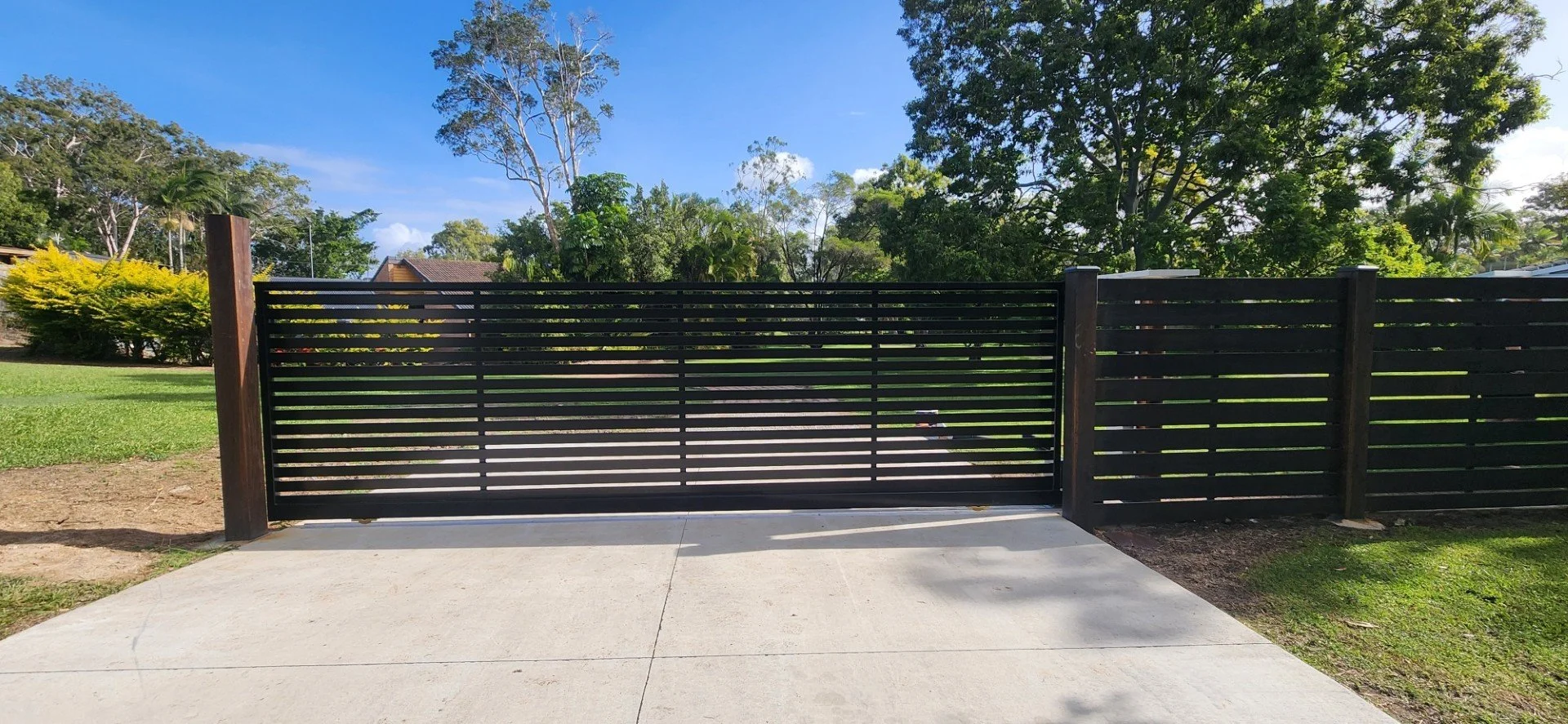 aluminium slat gate brisbane north – modern horizontal slat fencing for residential property