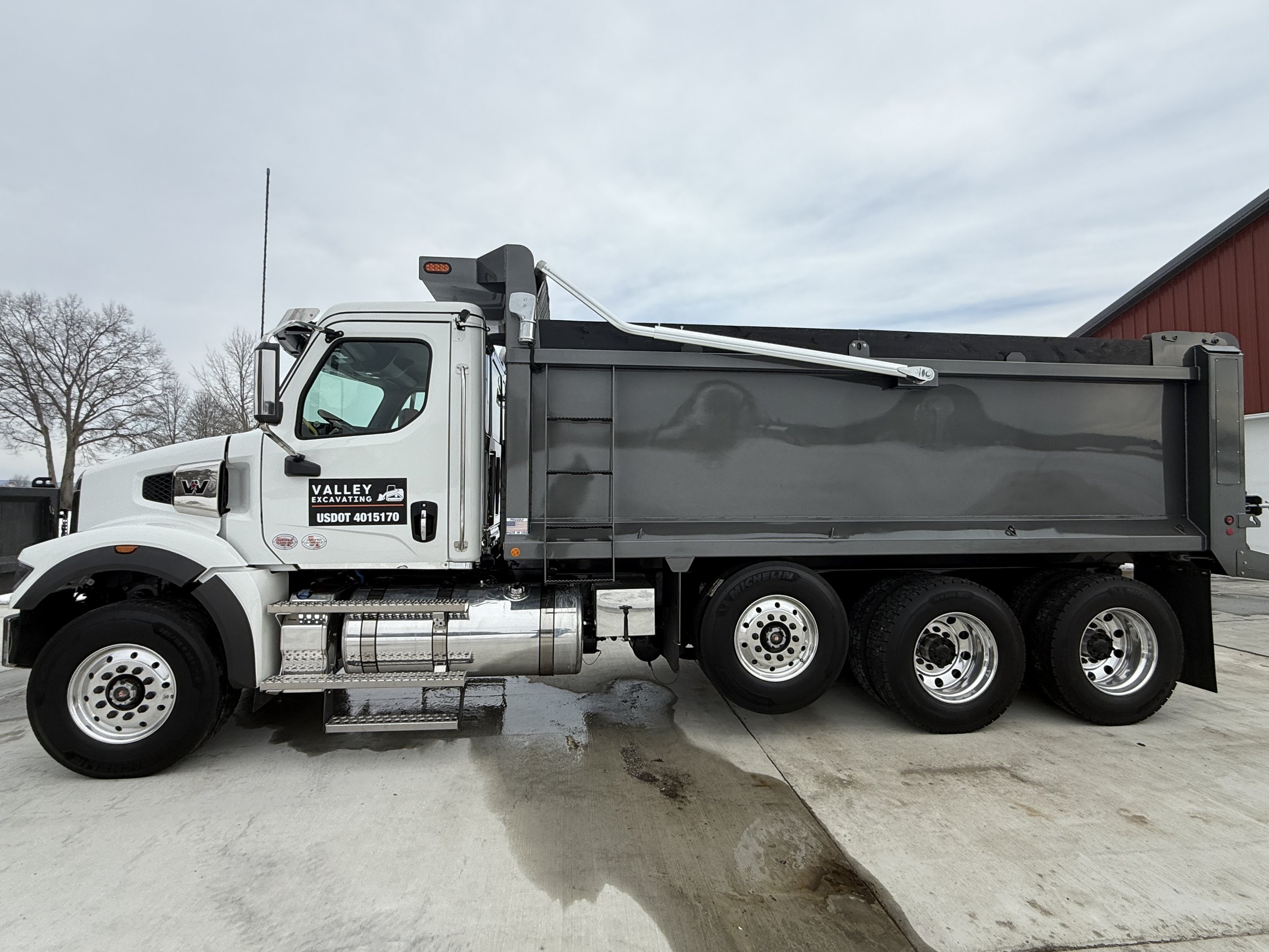 Trucking, Hauling, Aggregate, Milling, Paving, Dump Truck, tri-axle, triaxle, tandem axle, small truck, large trucks, material hauling.