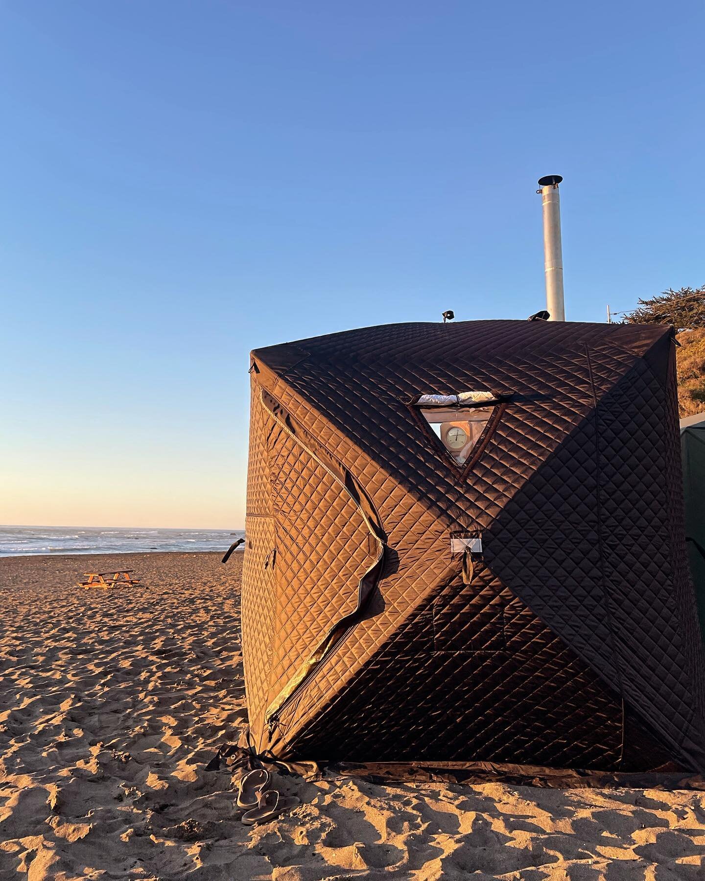 Saunas ON the beach. Upgrade your next camping adventure with @mendo.sauna
