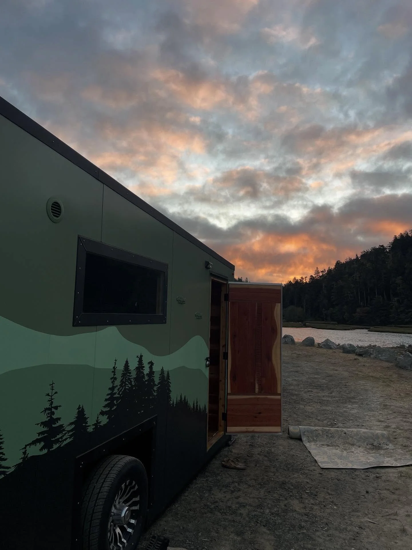 Good morning friends. We knew our schedule would be  changing seasonally but turns out the  change is coming quicker than anticipated.
State parks has asked us to arrive later in the day so our wood smoke won&rsquo;t settle into the valley and affect