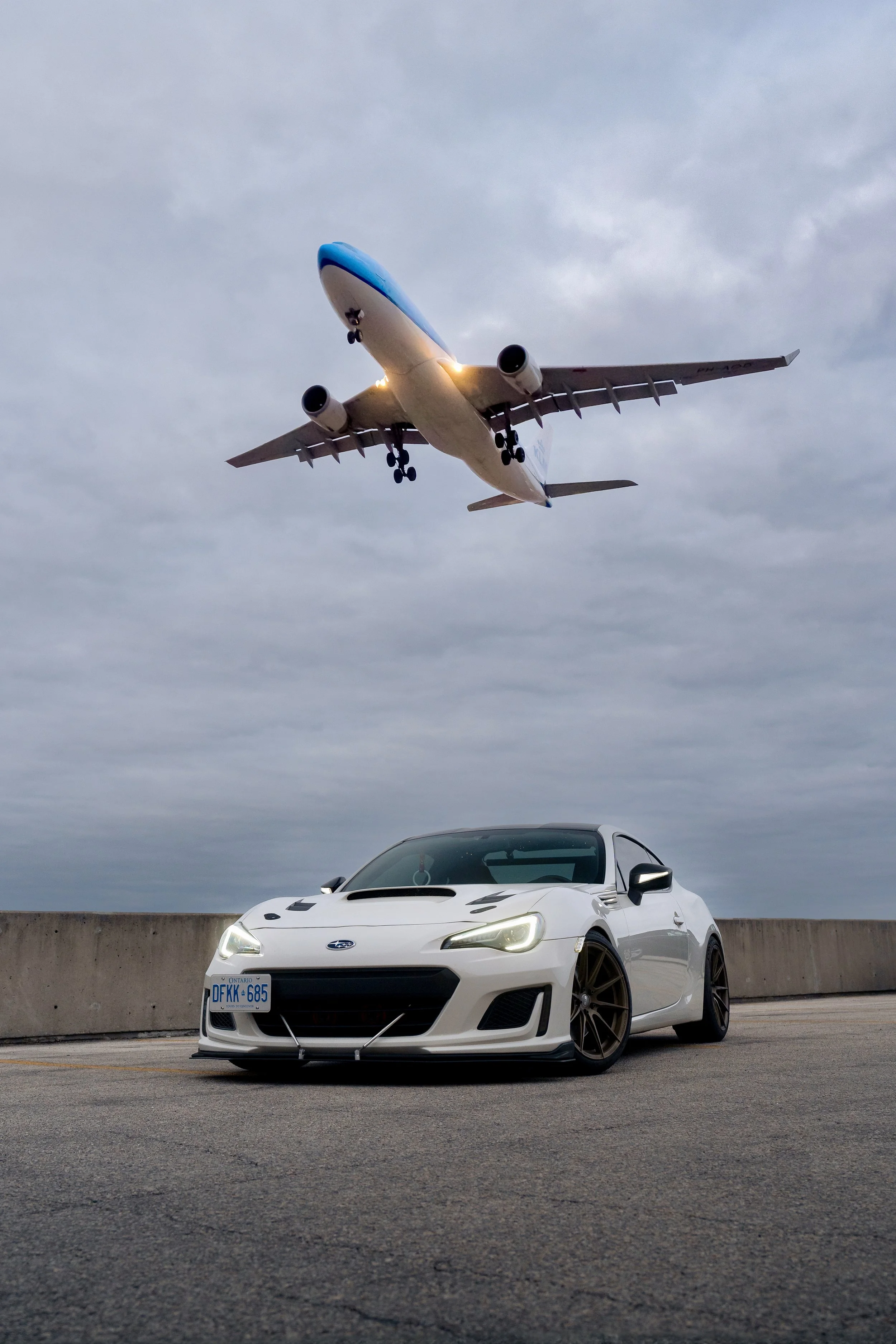 Creative car photography with airplanes landing