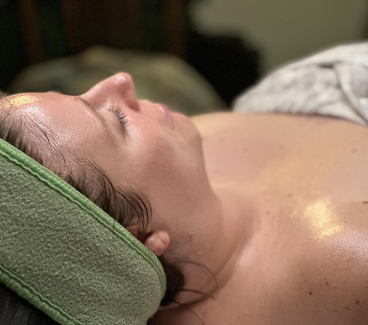 Steal my ultimate hydration strategy🧖&zwj;♀️

1. Cleanse with Pomegranate Antioxidant Cleanser - A rich creamy cleanser!

2. Cucumber Hydration Toner - helps balance, tone, and hydrate the skin!

3. Ageless Skin Hydrating Serum- has a dreamy light t