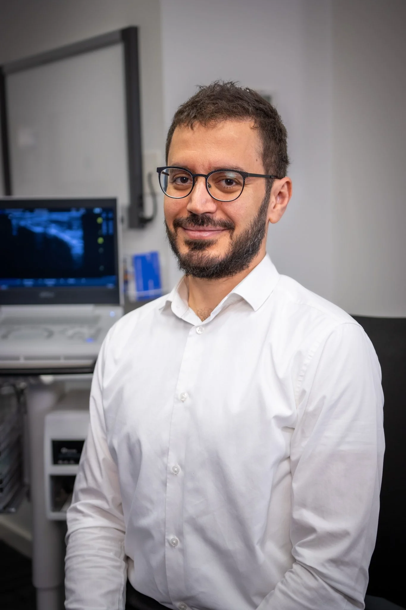 Dr Ömer Batin Gözübüyük performing an ultrasound-guided assessment