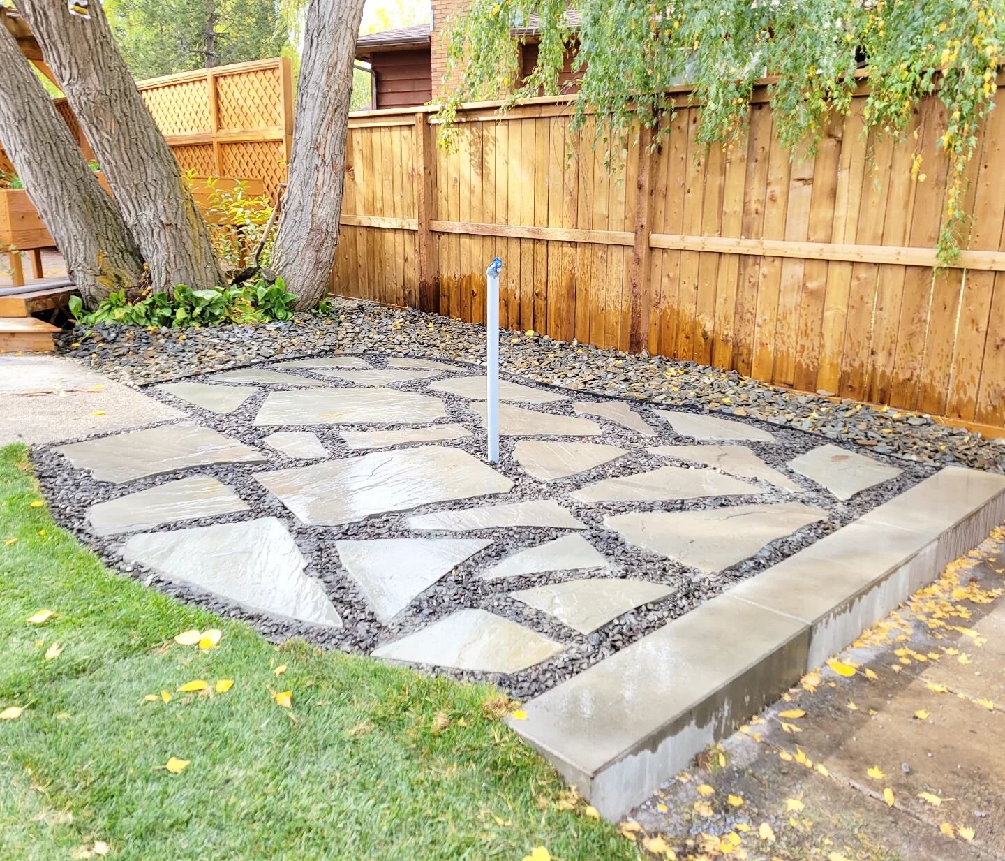 This flagstone patio was done for our friends at @cherrytree.construction.  We also did the full front and backyard but this was a nice feature to showcase.

The flagstone is called cascadia, which is a beautiful light Grey color that we combined wit