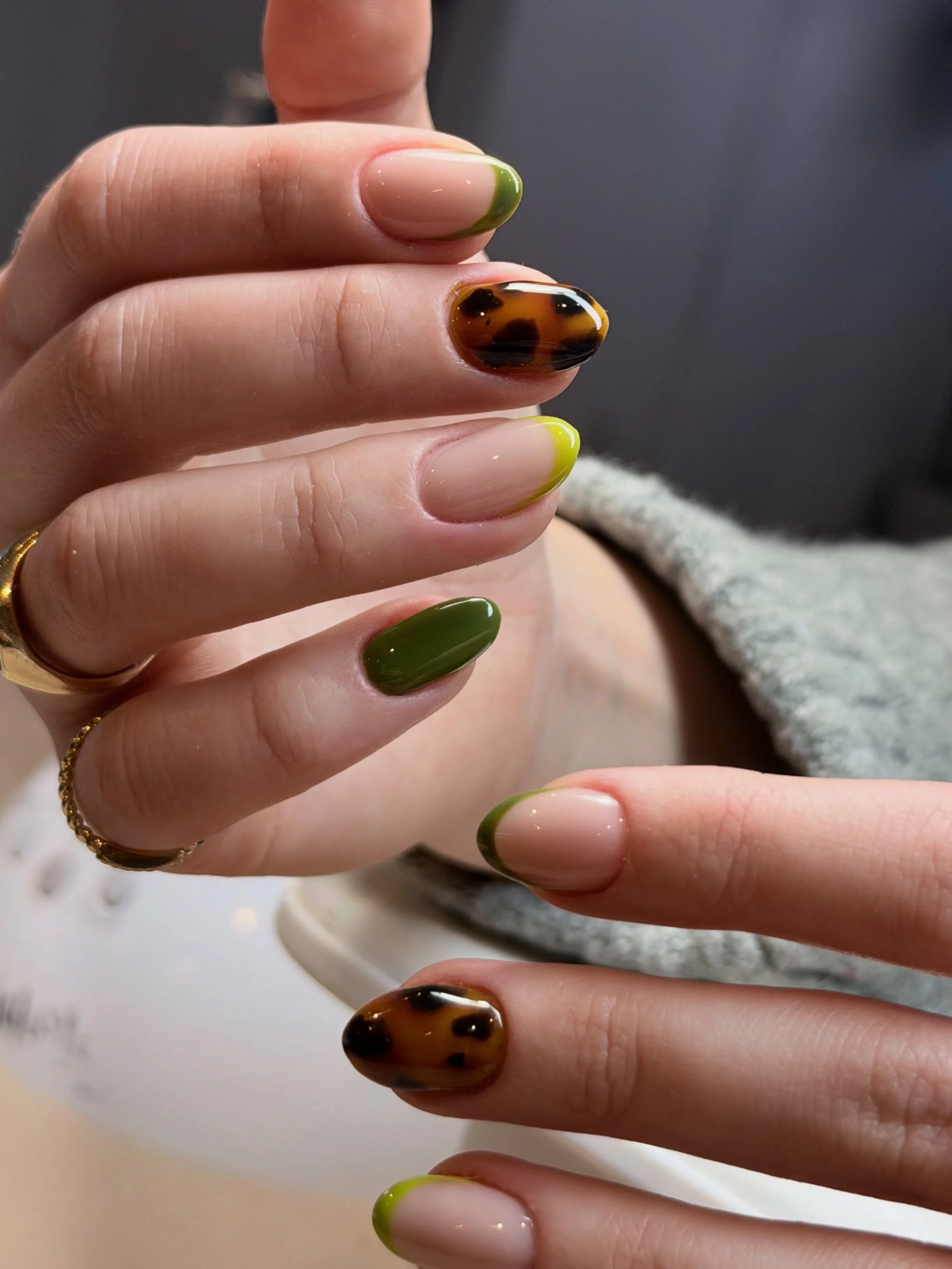 Love these different shades of green with the tortoiseshell accent 🌿🍃🐢💚🌱🐛 done by Mila 
&bull;
#denvernailsalon #denvernailartist #denvernailtech #russiannailtech #russianmanicuredenver