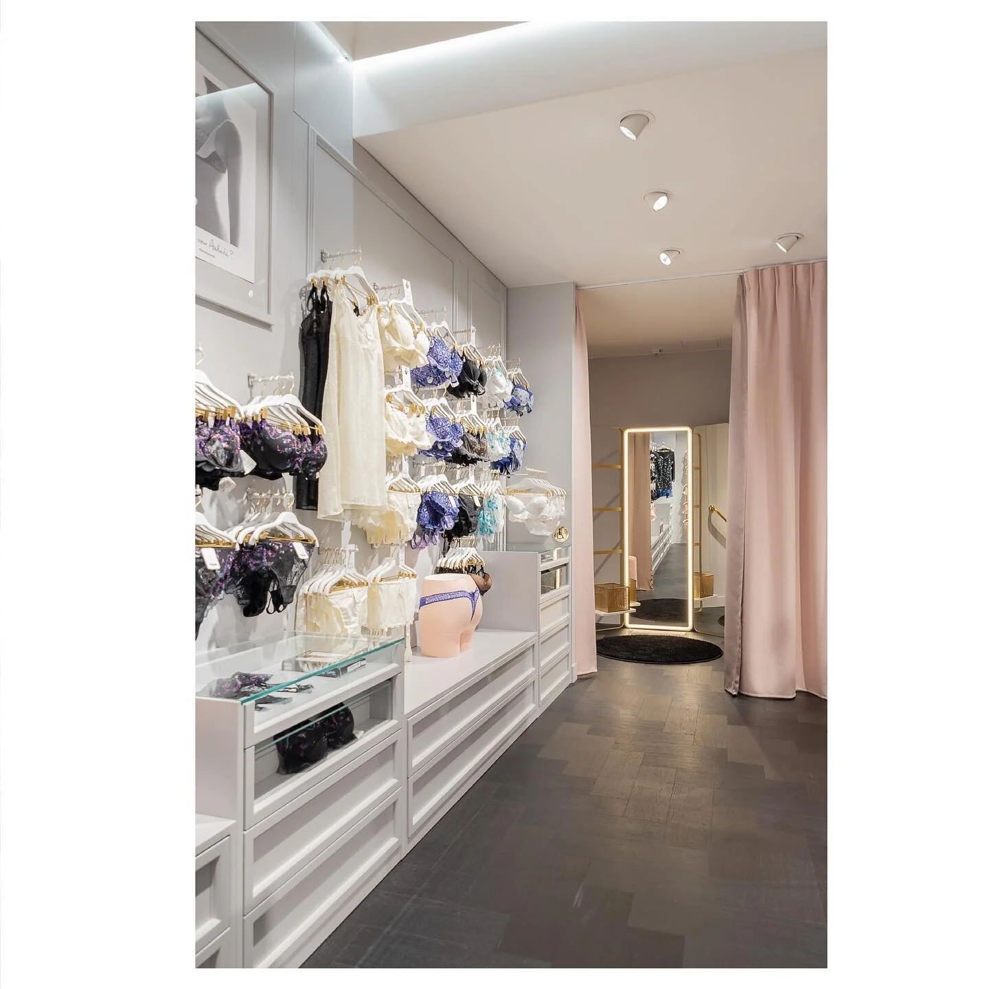 Lingerie shop design
.
.
.
#stucture #interiordesign #engineering #design #inspiration #trending #furnitureillustration #furnituredrawing #furniture #interiorillustration#retail #retaildesign #storedesign #shopfitting #shopdesign #retailspace #interi