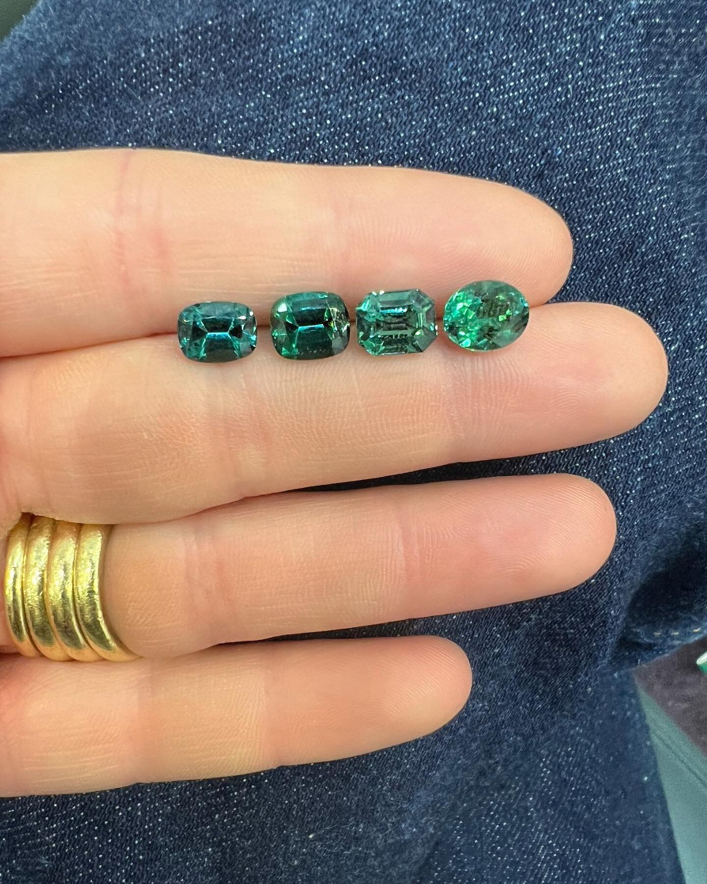 Back in the workshop and straight to some exquisite stone sourcing. Some beautiful emeralds lined up for a client meeting; an exciting bespoke piece that we cannot wait to share 💎

#emmaclarksonwebb #jewellerydesigner #bespokejewellery #emeralds #st