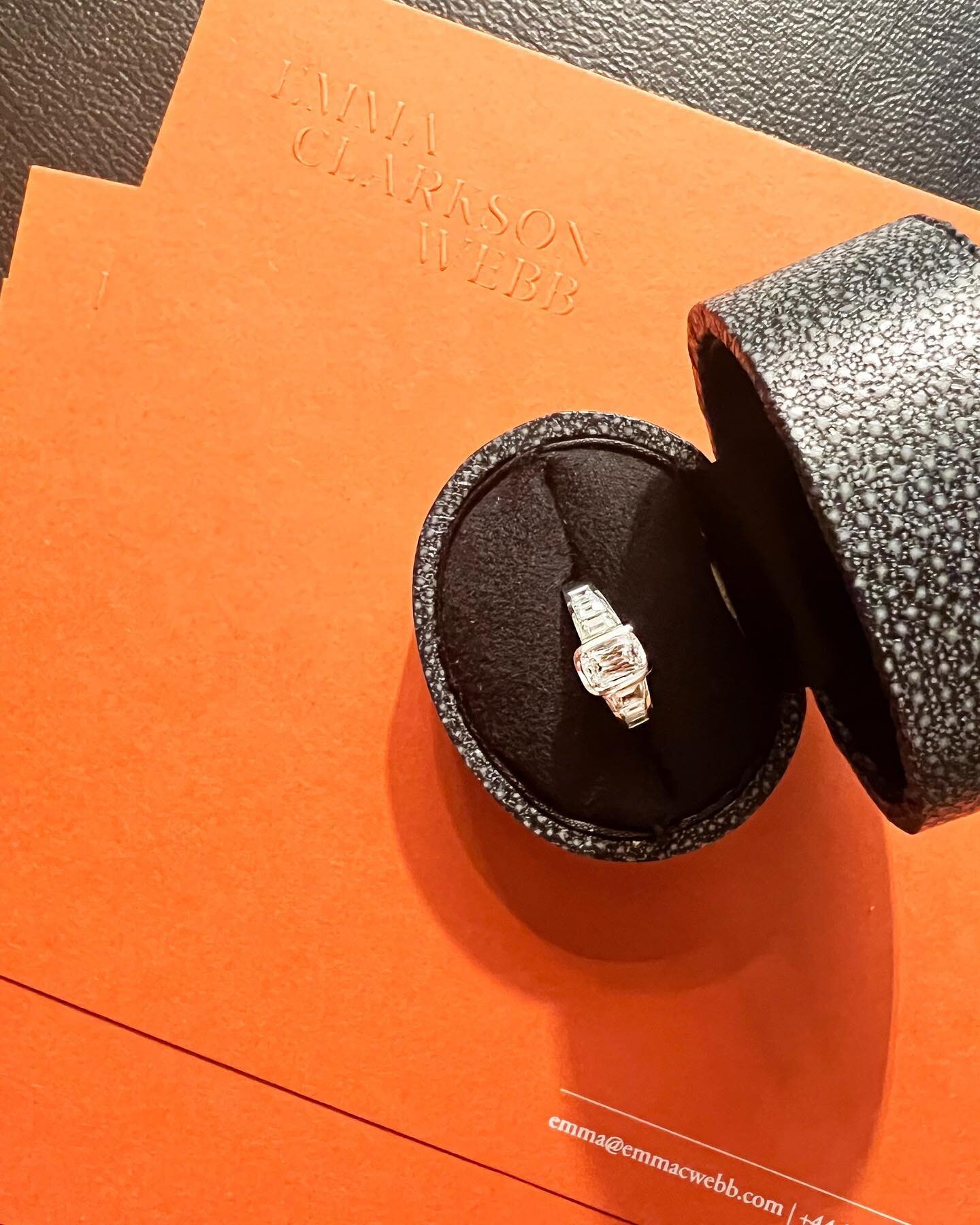 For Layla 〰️ an 18k white gold engagement ring with a unique criss cross cut hybrid central diamond and custom cut tapering baguettes channel set to the shoulders. Plus some shiny new branded stationary 🧡

#emmaclarksonwebb #bespokejewellery #engage