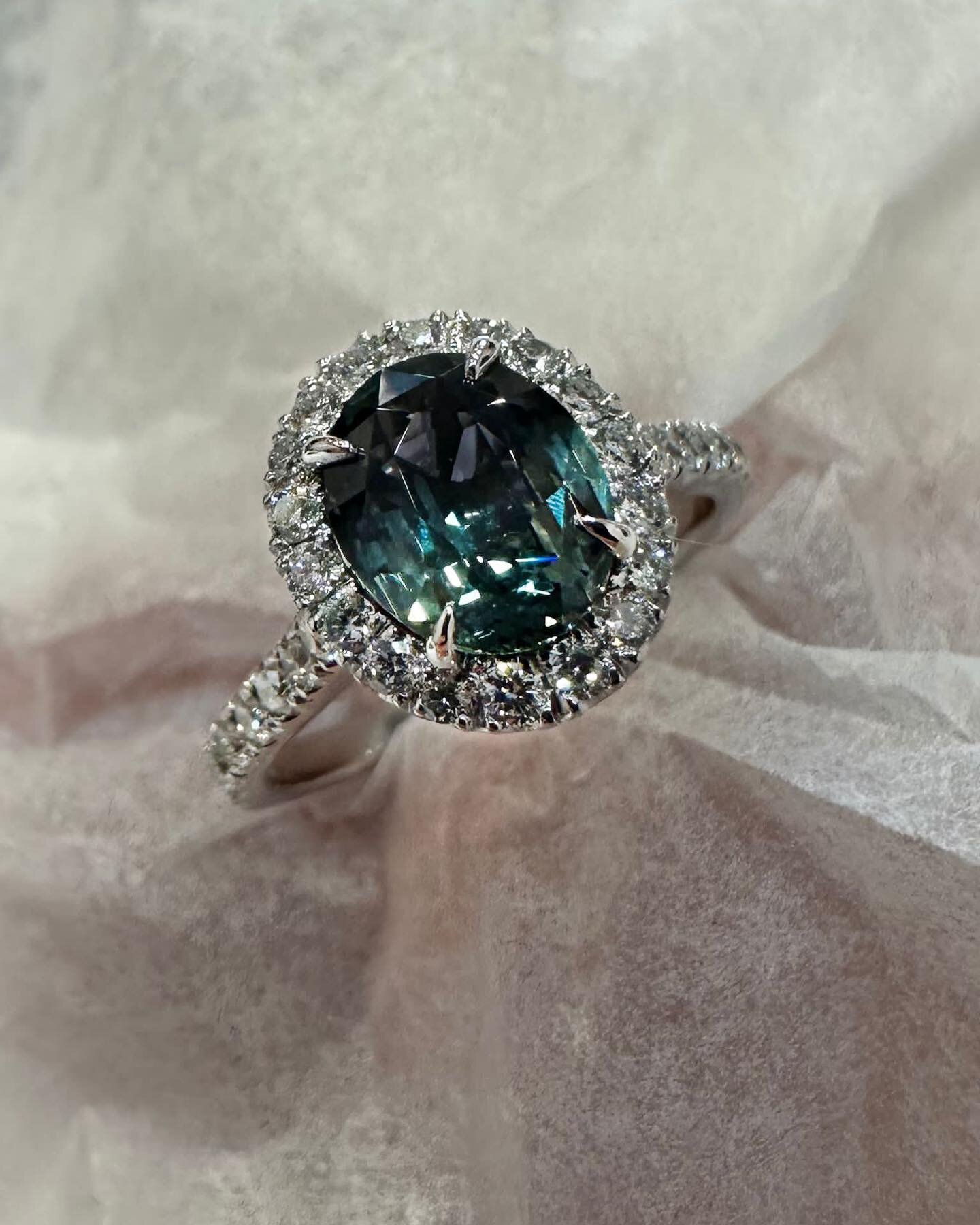 For Alix 〰️ an oval cut teal sapphire in a halo of round brilliant cut diamonds in white gold. The colour of this stone has stayed with us ever since the creation, a truly rare beauty 💫

#emmaclarksonwebb #jewellerydesigner #tealsapphire