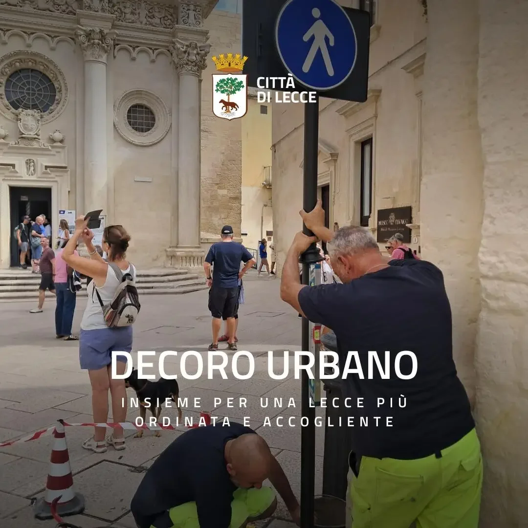 Cartello stradale del centro storico di Lecce con laminato protettivo trasparente anti-adesivo, parte del progetto di decoro urbano per prevenire l'affissione di sticker e graffiti.