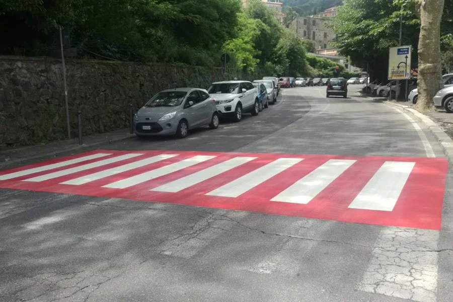 Attraversamento-pedonale-rosso.jpg