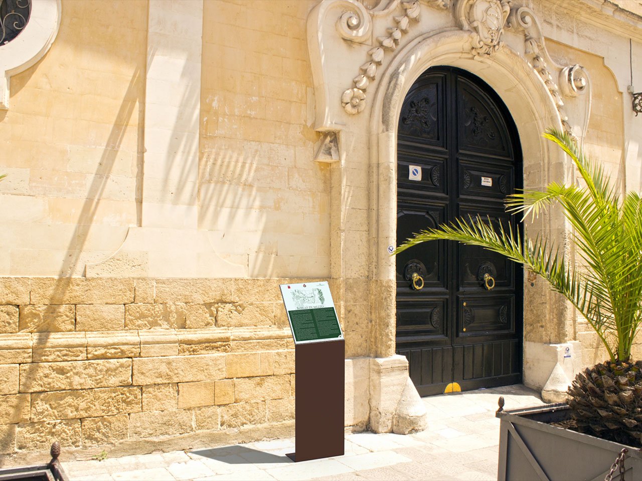 Leggio modello Modena vicino a palazzo storico