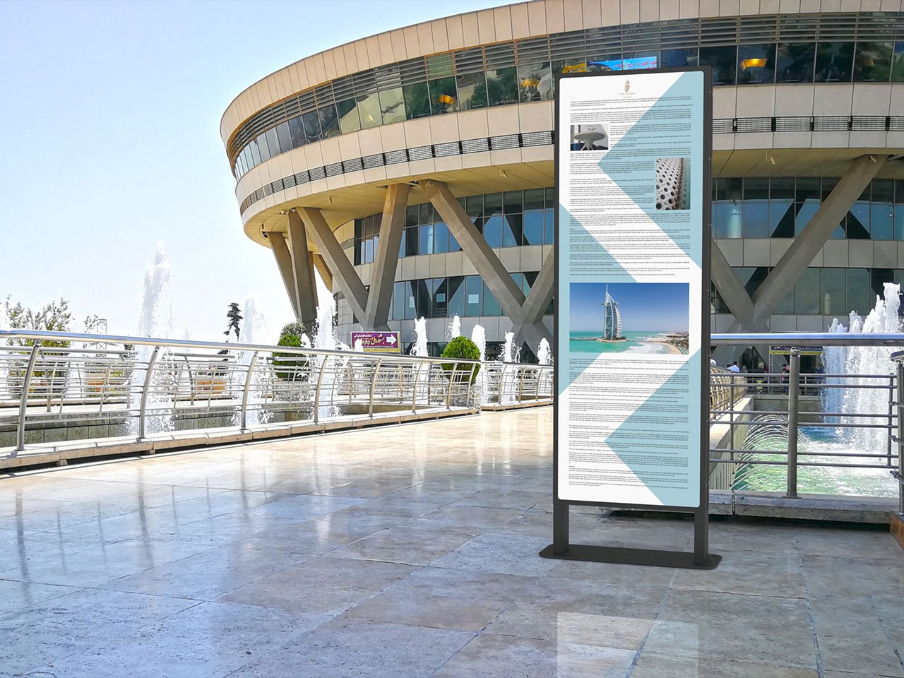 Totem informativo modello Berlino nei pressi di un museo