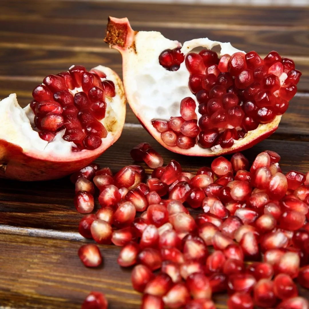 "Petits conseils et astuces du mois: la grenade"

L&rsquo;action cosm&eacute;tique anti-&acirc;ge de la grenade

Les propri&eacute;t&eacute;s de la grenade en font un ingr&eacute;dient de choix pour les soins de la peau.
Hydratante, rafferm