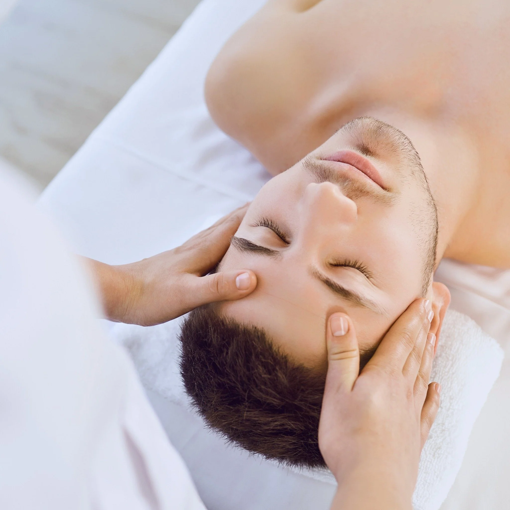 Qui a dit que les massages &eacute;taient un moment de bien &ecirc;tre plut&ocirc;t feminin? 

Car prendre soin est primordial, nous proposons des massages relaxant et beaut&eacute; pour Mesdames et Messieurs! 

Faites lui plaisir et offrez lui un mo