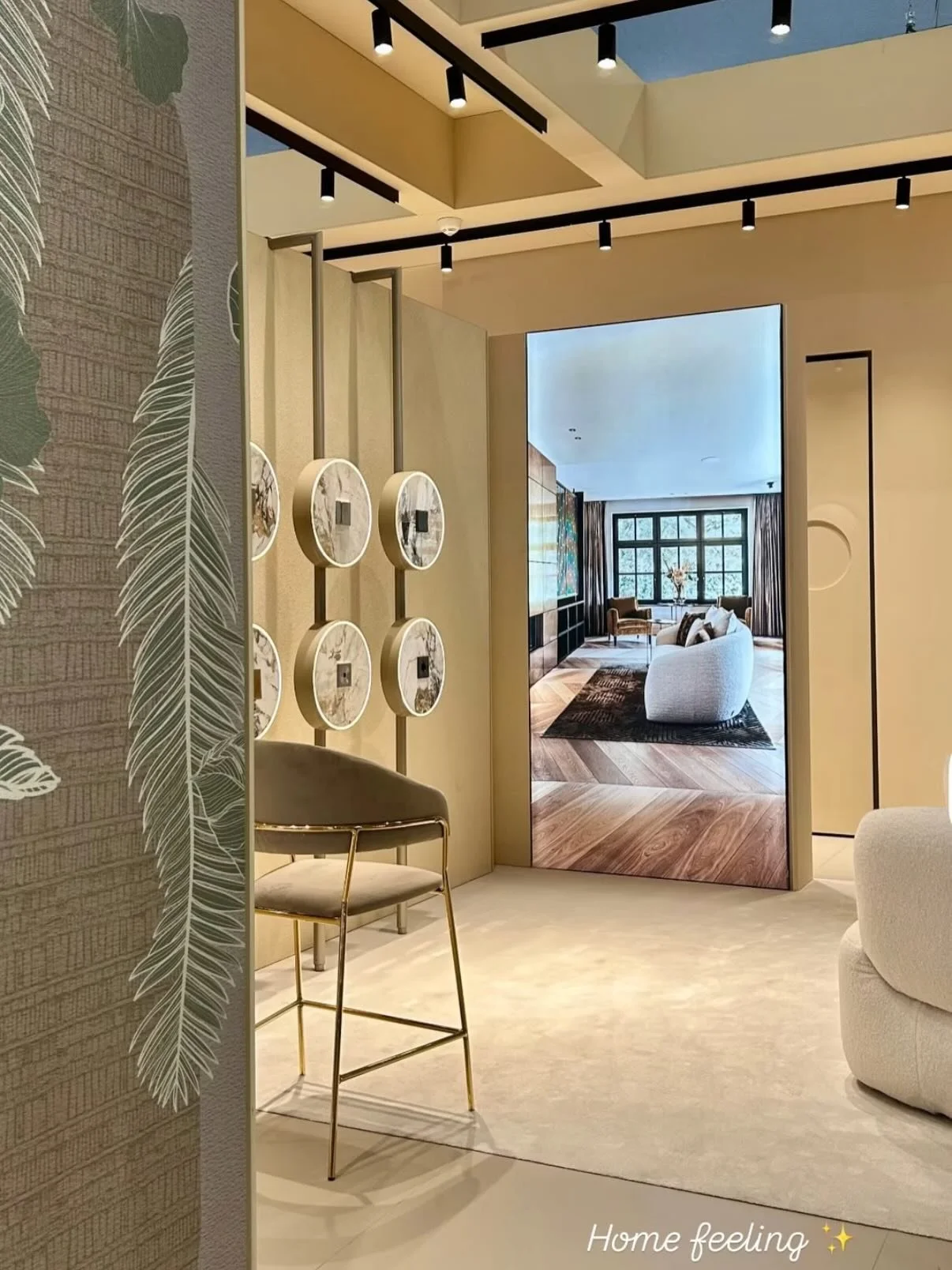 Netop hjemvendt fra Light &amp; Building i Frankfurt💡🌍 &ndash; en af verdens st&oslash;rste messer inden for belysning 💫

Her bes&oslash;gte vi blandt andet vores italienske samarbejdspartner Ekinex 🇮🇹 &ndash; et luksusbrand inden for KNX, kendt