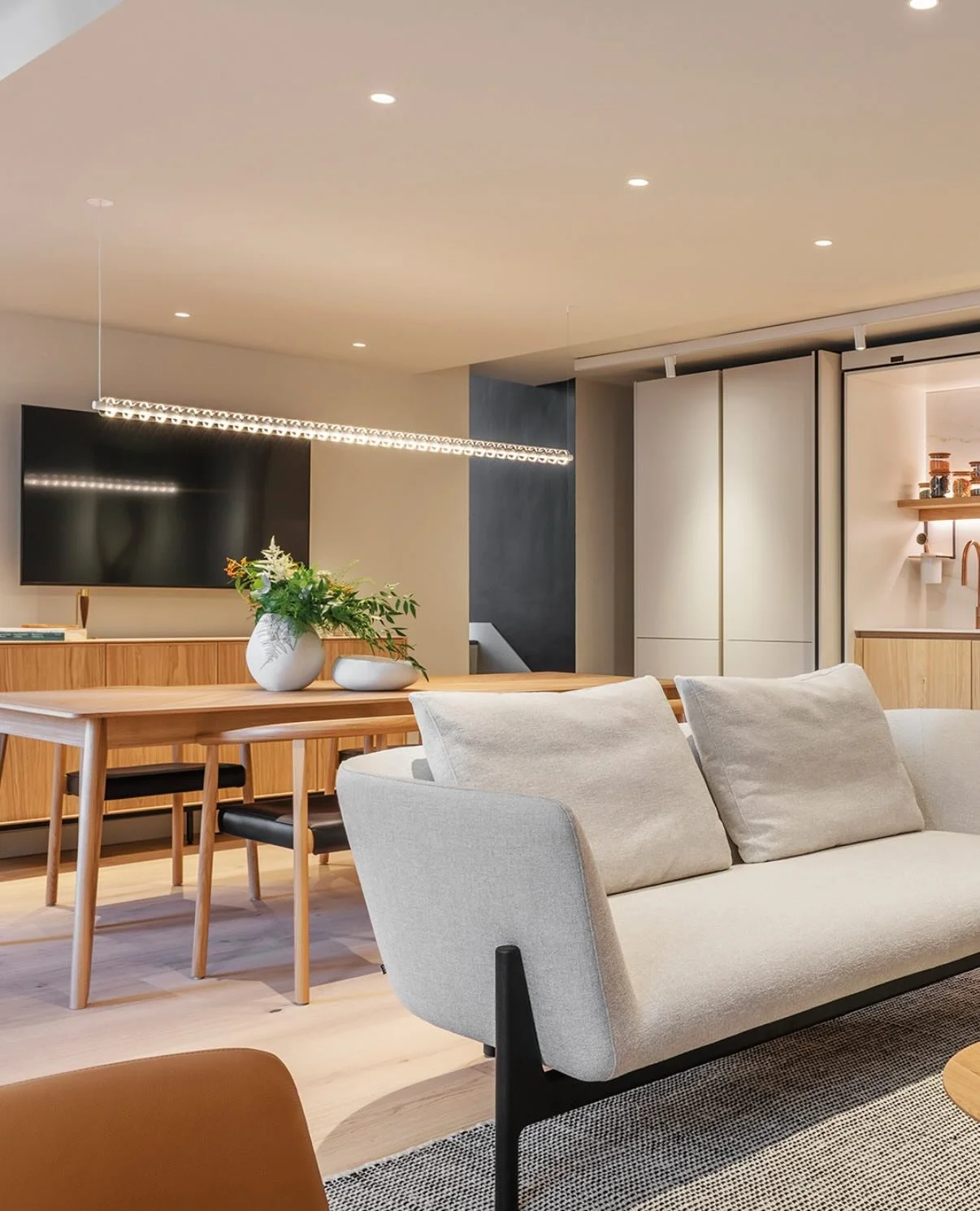 ✨ Loop &ndash; Skulpturel pendel fra ARKOS ✨

Elegant design, smukt lys og prisvindende kvalitet!

Loop er en stilren pendel med en kerne af lette aluminiumsskiver, indkapslet i en elegant glascylinder. Den giver et flot, bl&aelig;ndfrit lys &ndash; 