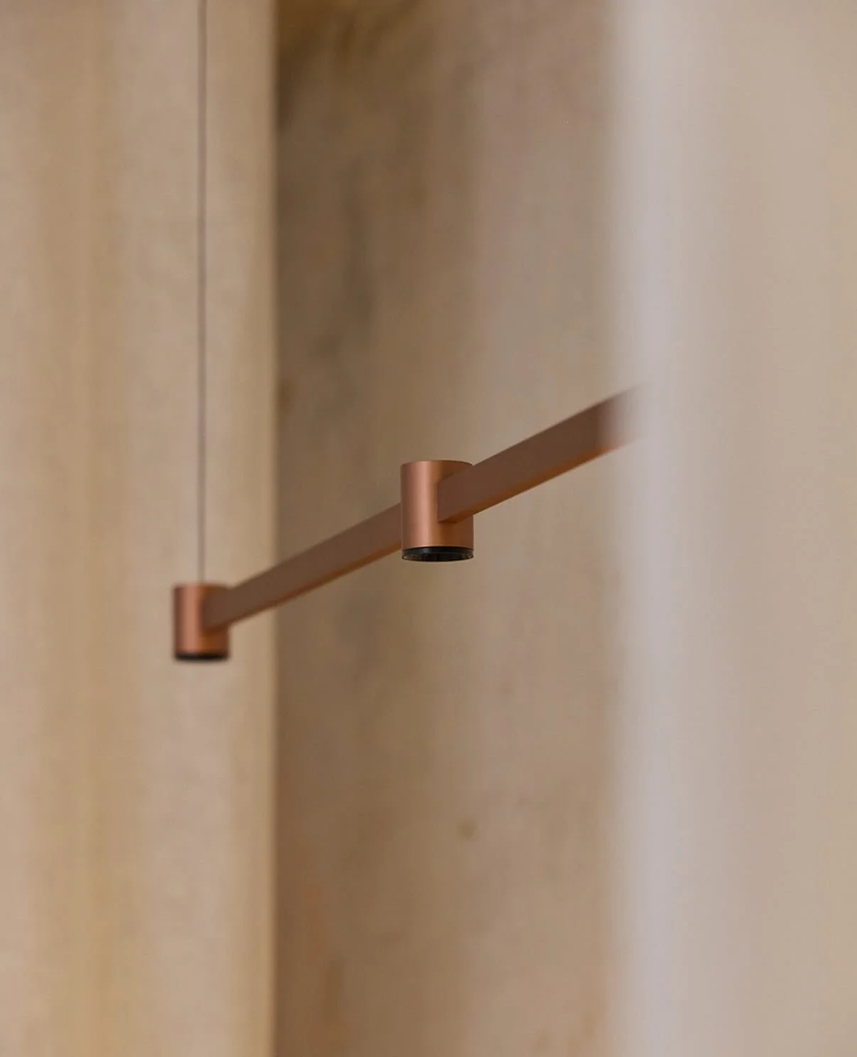 ✨ ART &ndash; hvor design m&oslash;der funktionalitet
Sofistikeret og stilren belysning til ethvert rum 🖤
Den originale ART-model lyser med 3 elegante lyspunkter nedad 💡💡💡

Med ART Direct &amp; Indirect f&aring;r du b&aring;de nedadg&aring;ende o